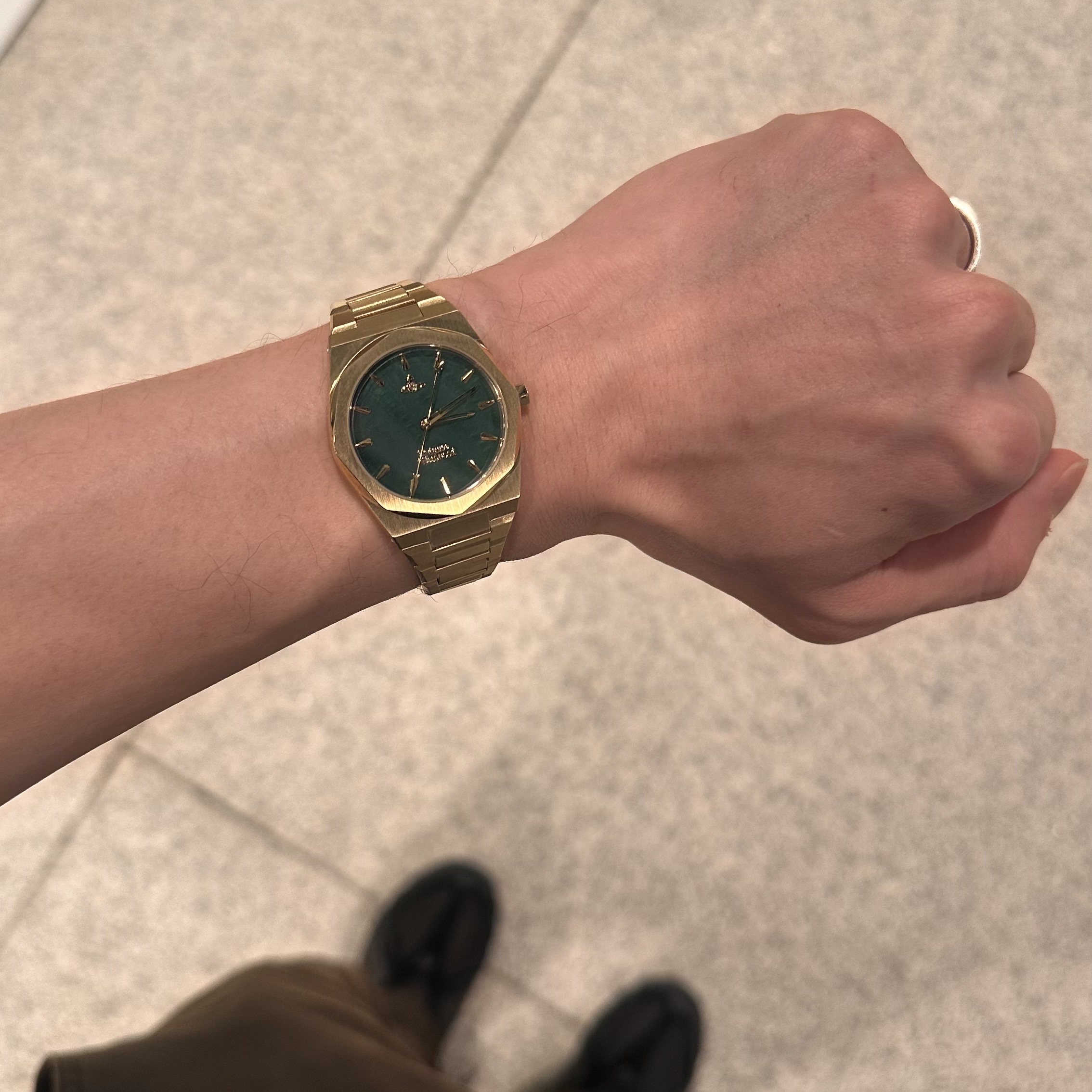 Vivienne Westwood Limehouse Gold Green 착용 스타일