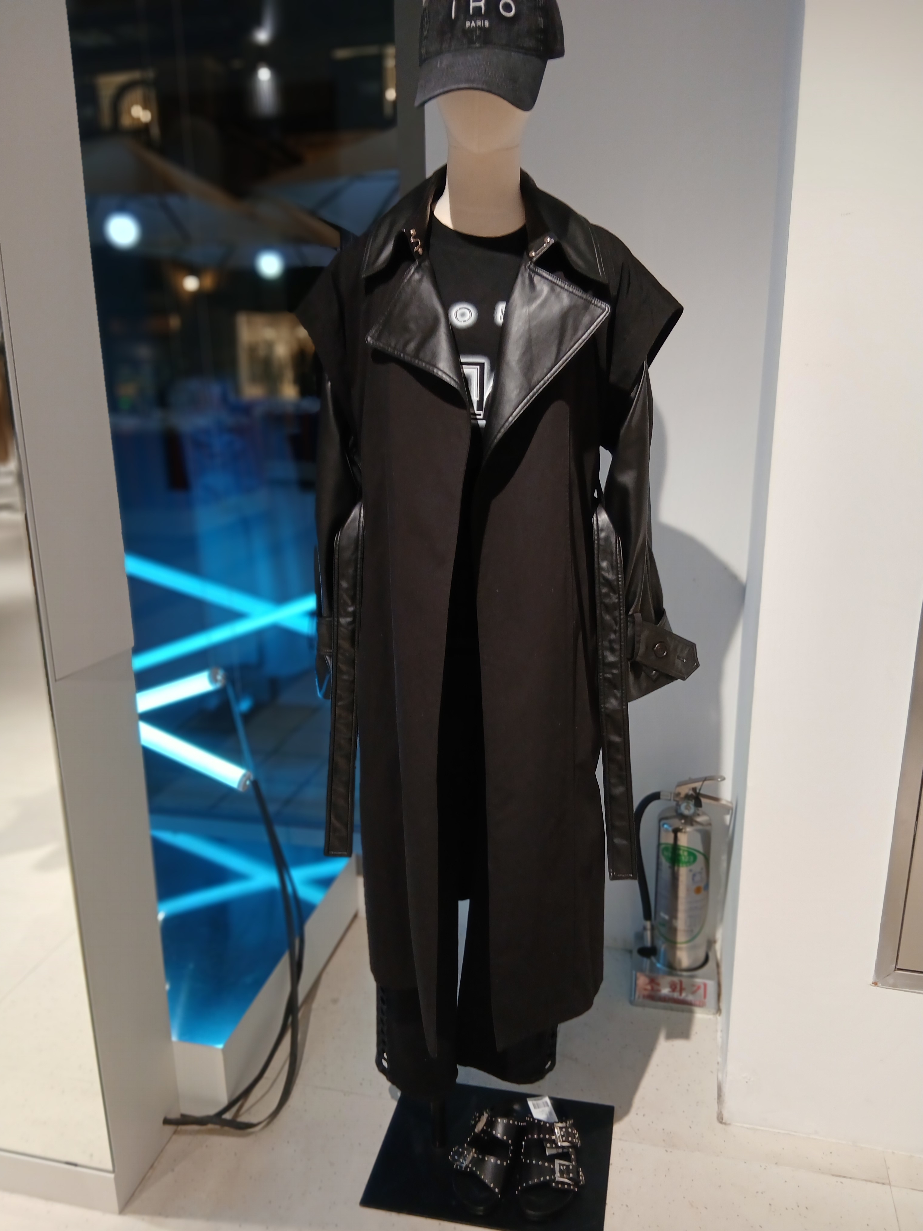 Iro Long Leather Coat Black, Iro Troyes Iro Logo Denim Ball Cap Black 착용 스타일