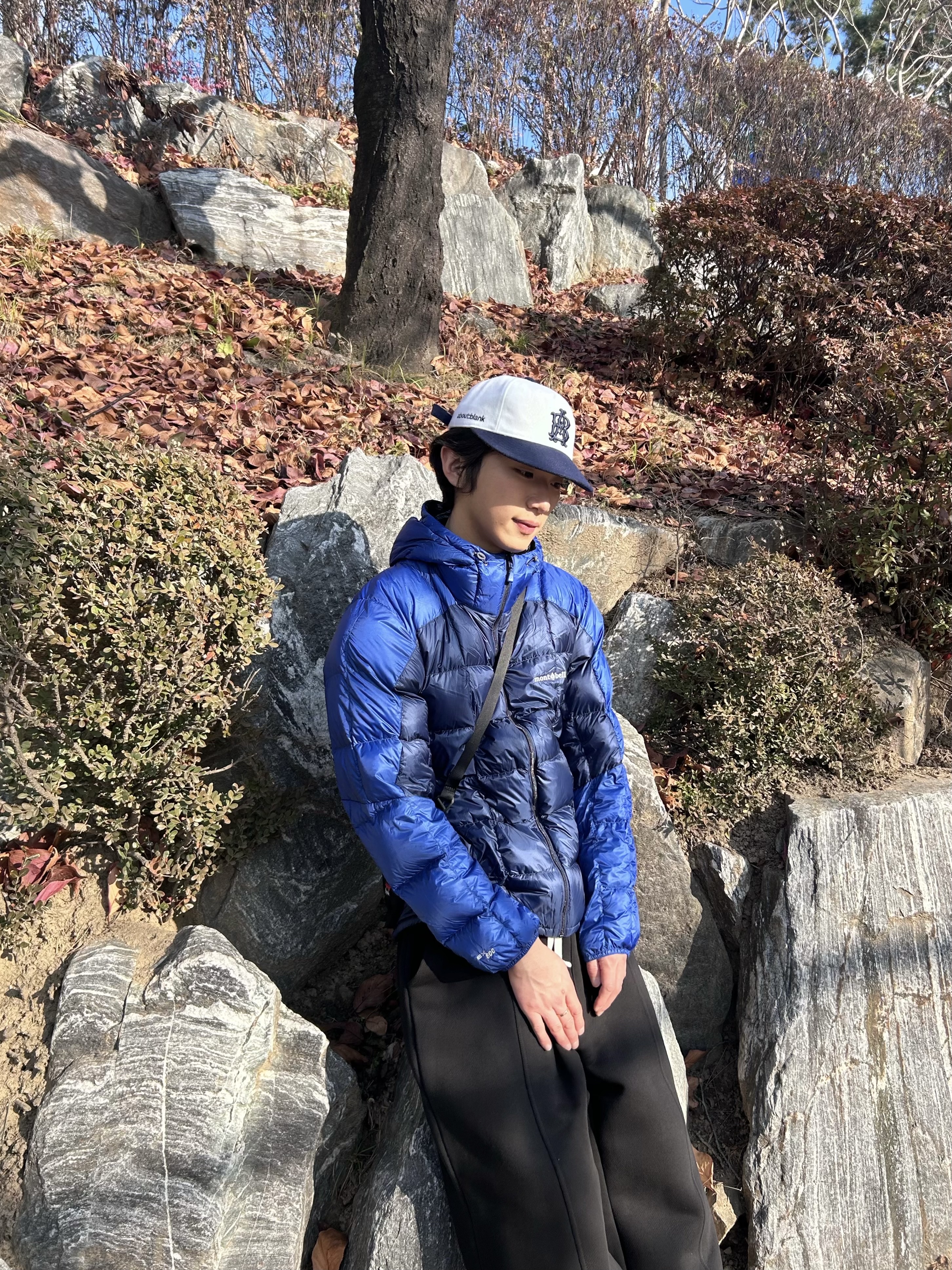 [KREAM 단독] About:Blank Monogram Contrast Cap Ecru Navy - 26SS 착용 스타일 - 1