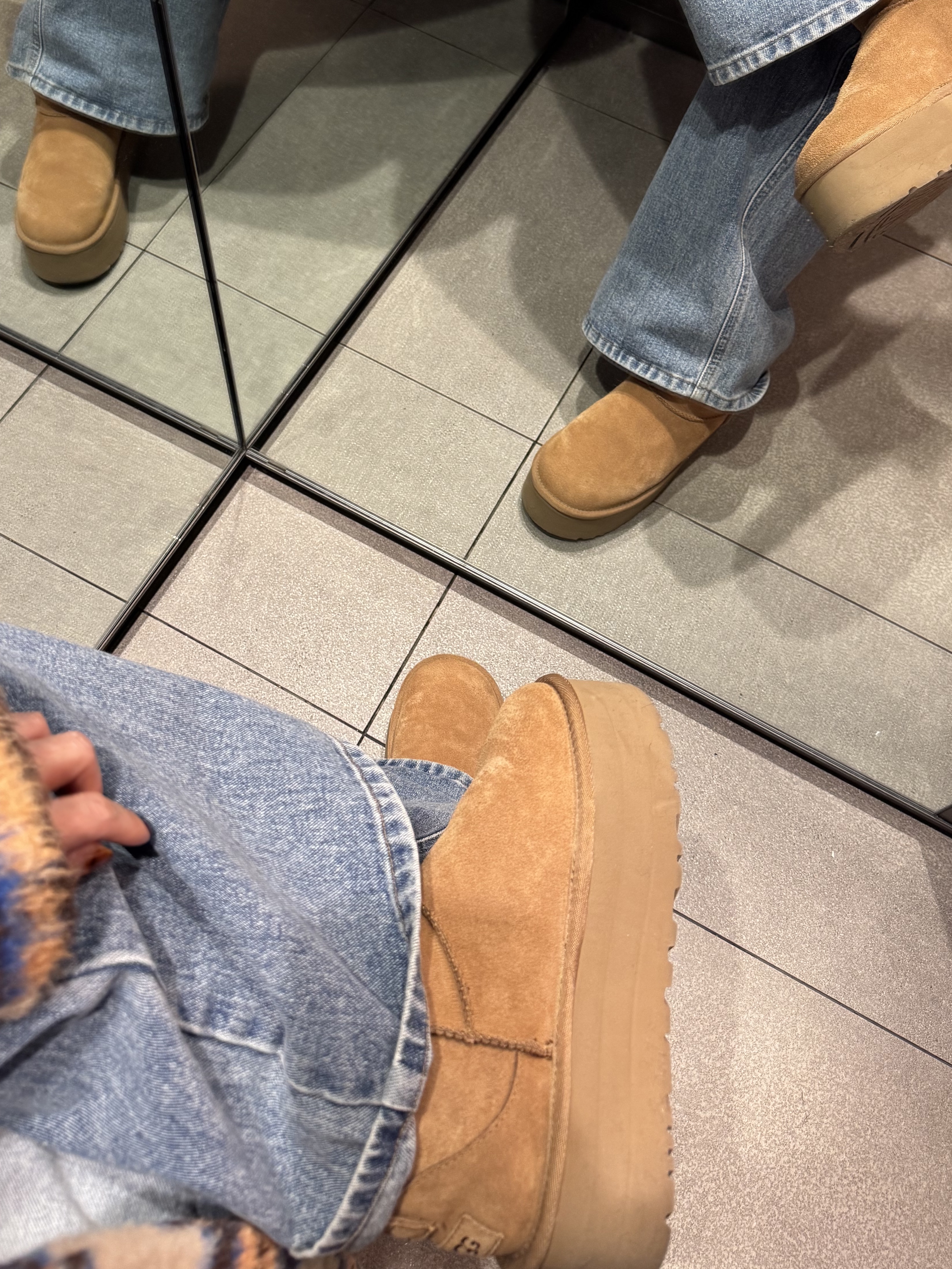 (W) UGG Classic Ultra Mini Platform Boots Chestnut 착용 스타일 - 2