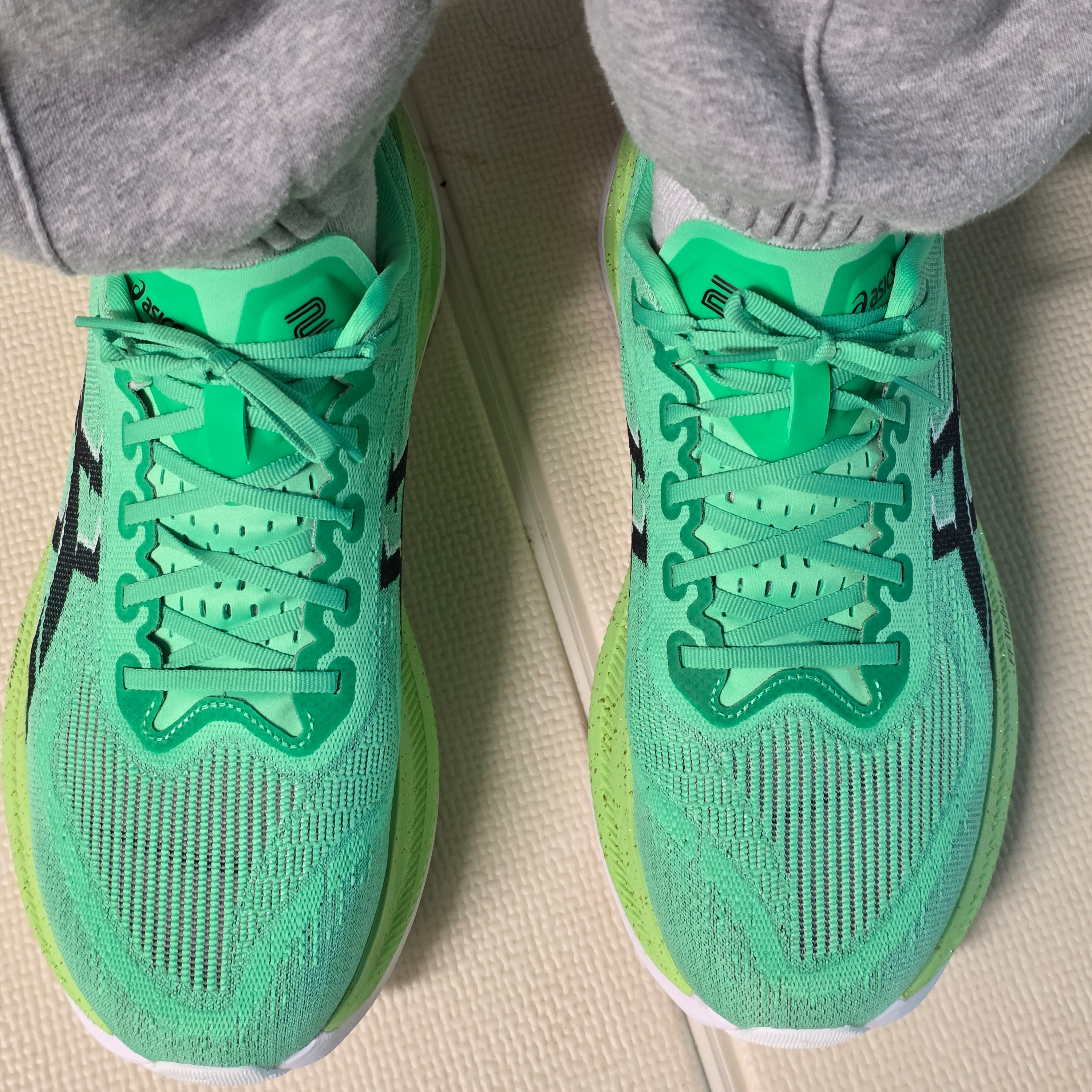 Asics Superblast 2 Ekiden Vital Green Black 착용 스타일