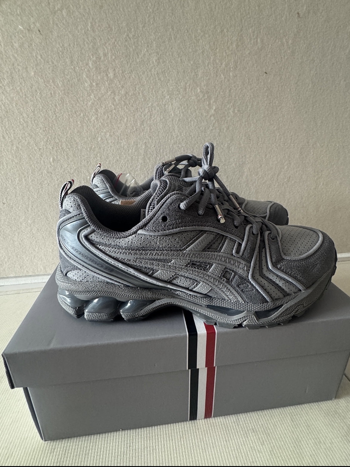 Asics x Thom Browne Gel-Kayano 14 Grey 착용 스타일 - 1