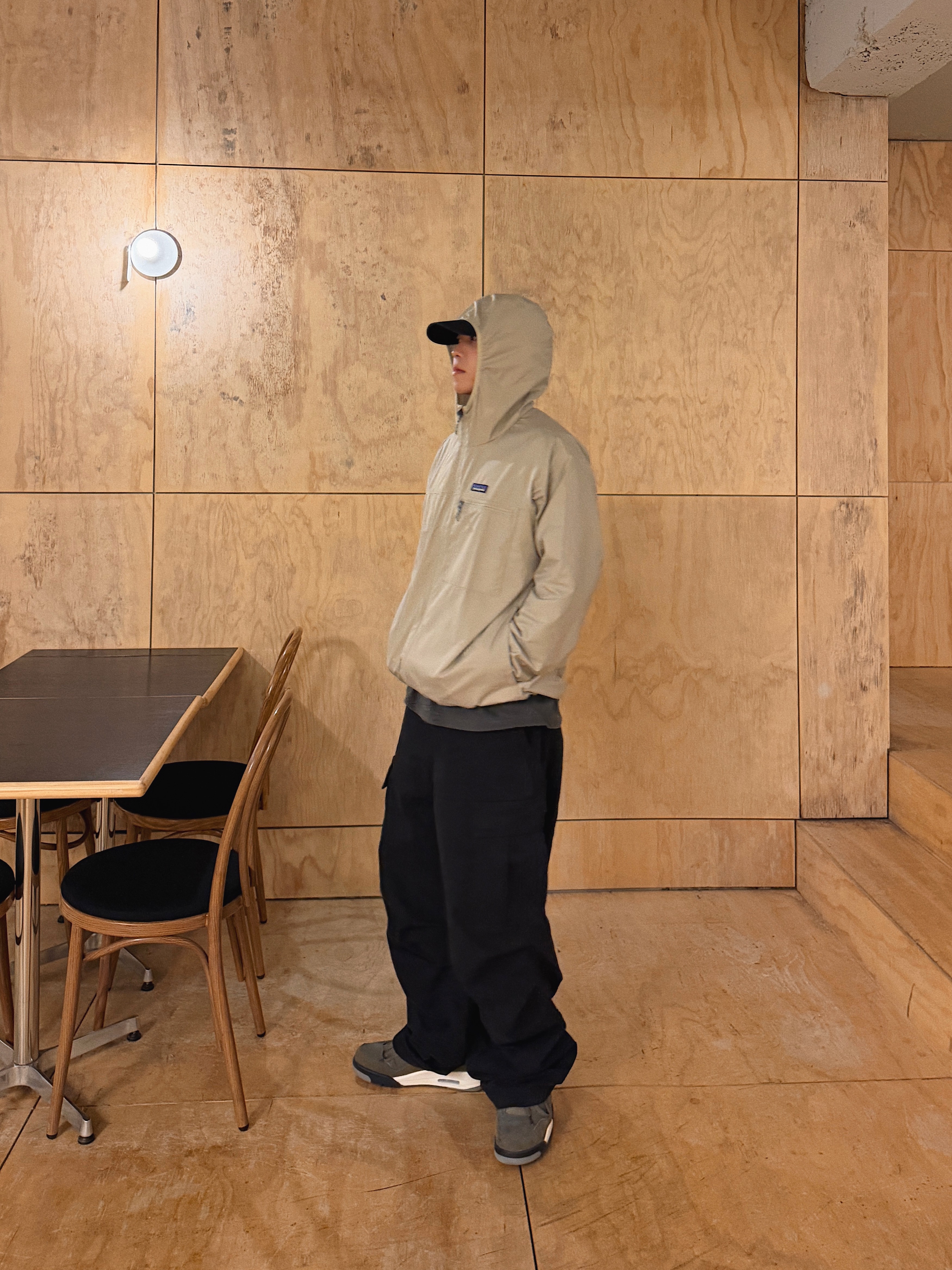 Jordan 4 x Undefeated Retro OG SP Deep Green and Clementine, Patagonia Light Variable Jacket Crisp Grey 착용 스타일 - 4