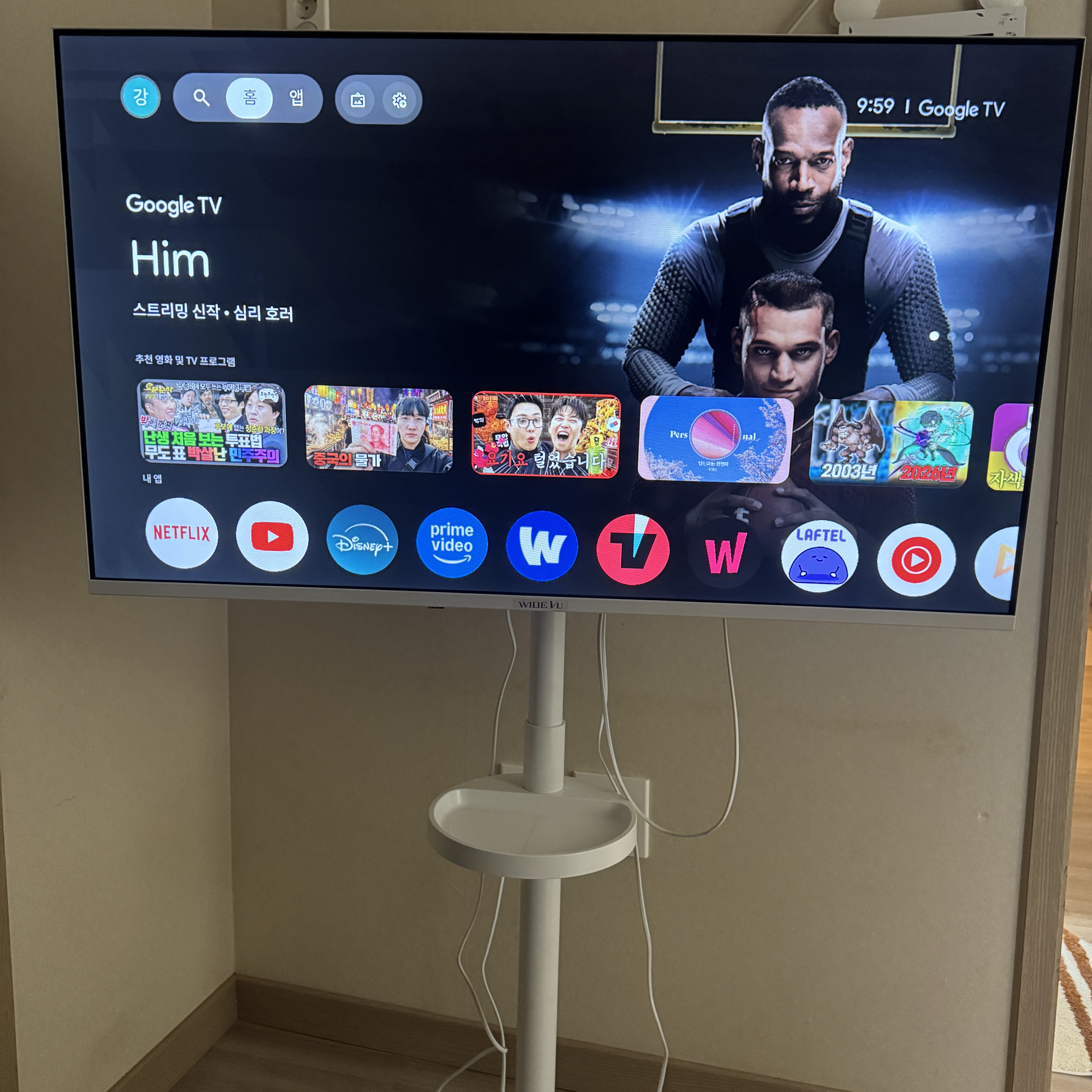 WIDEVU WideMovingVu White Edition V3 Set 109cm (43in) FHD Smart Mobile TV 착용 스타일