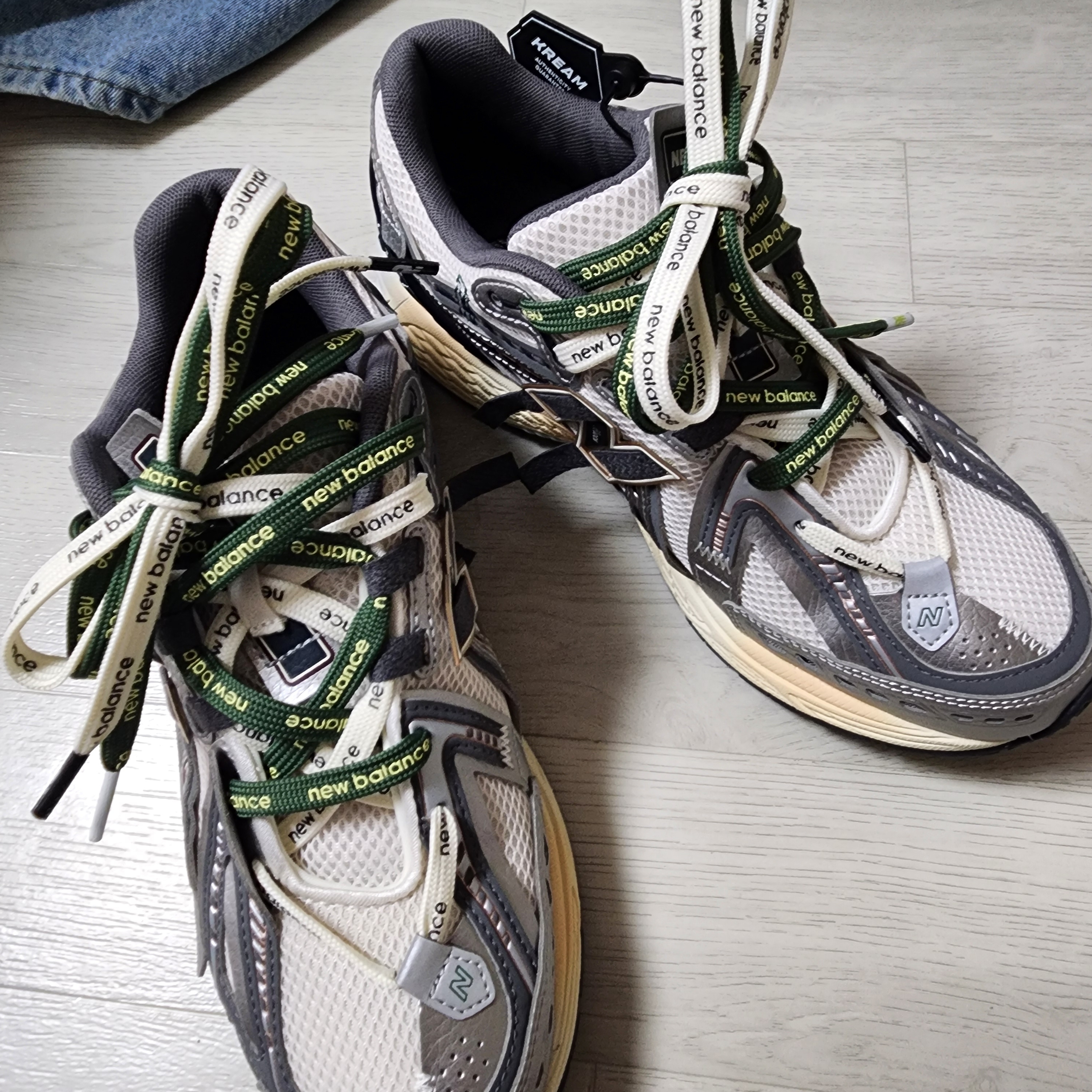 New Balance 1906A Silver Metallic Castlerock 착용 스타일 - 2