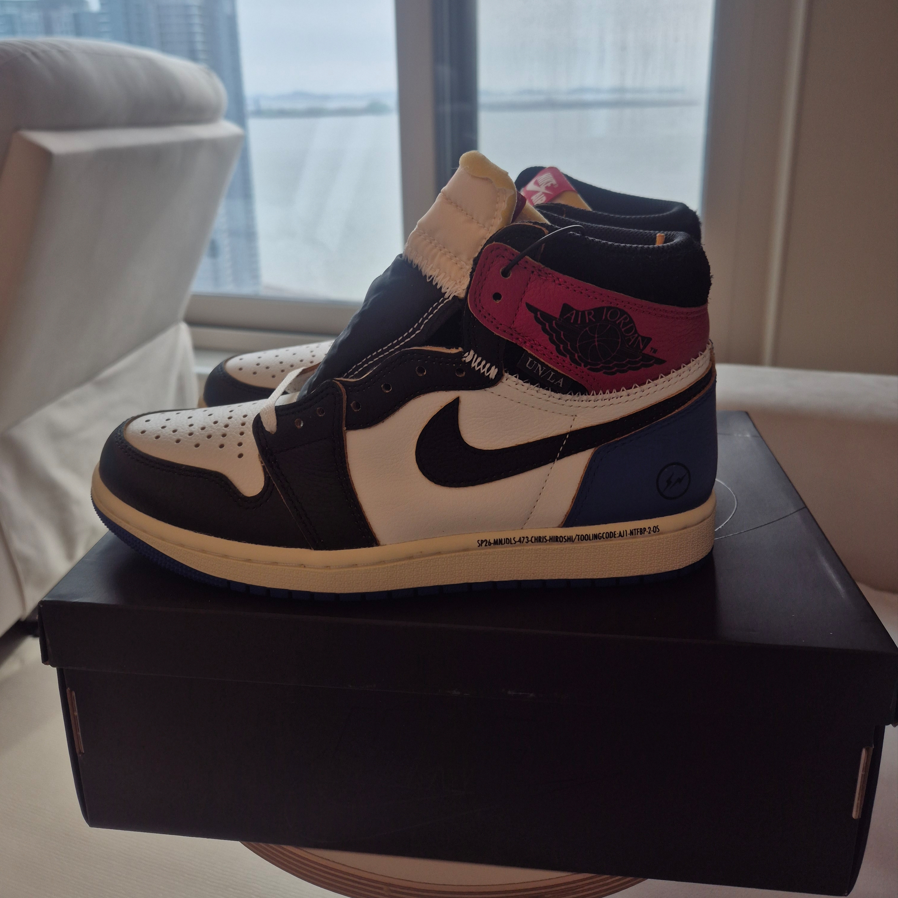 Jordan 1 x Fragment x Union LA Black and Varsity Red 착용 스타일 - 3