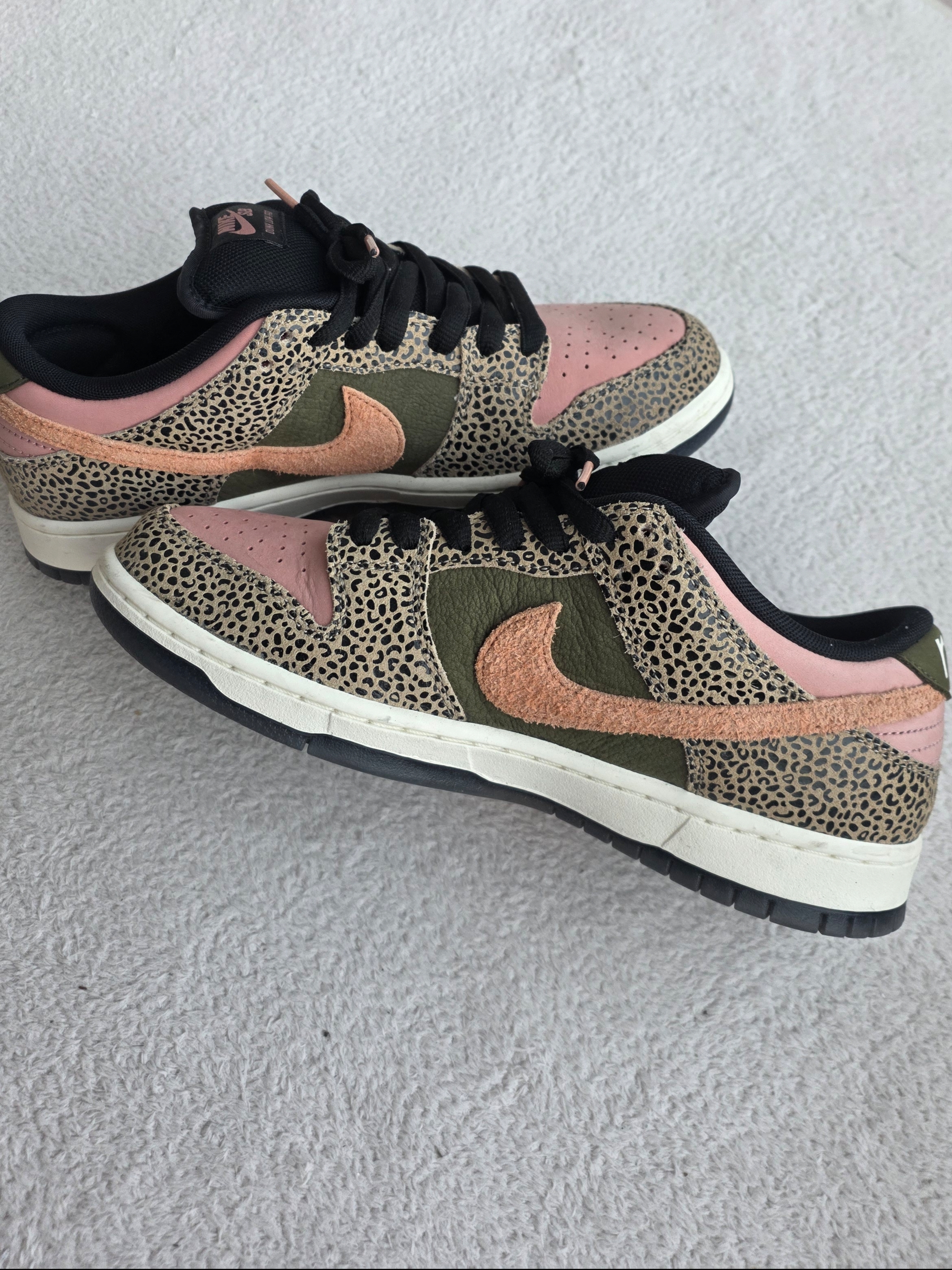 Nike x Arts-Rec Skateshop SB Dunk Low Pro Rust Pink and Rough Green 착용 스타일 - 1