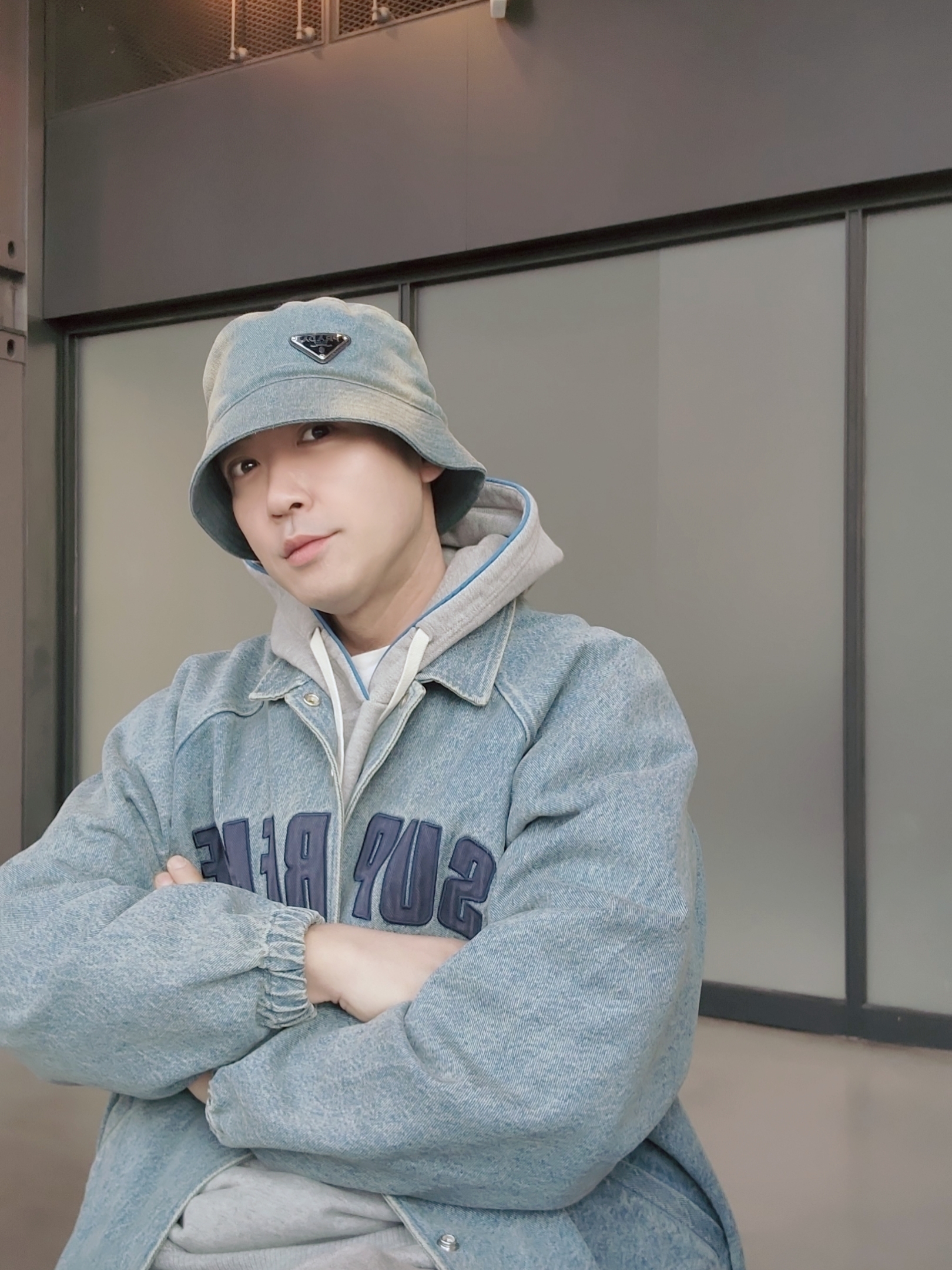 Supreme Arc Denim Coaches Jacket Washed Indigo - 25SS, Prada Denim Bucket Hat Light Blue 착용 스타일 - 1