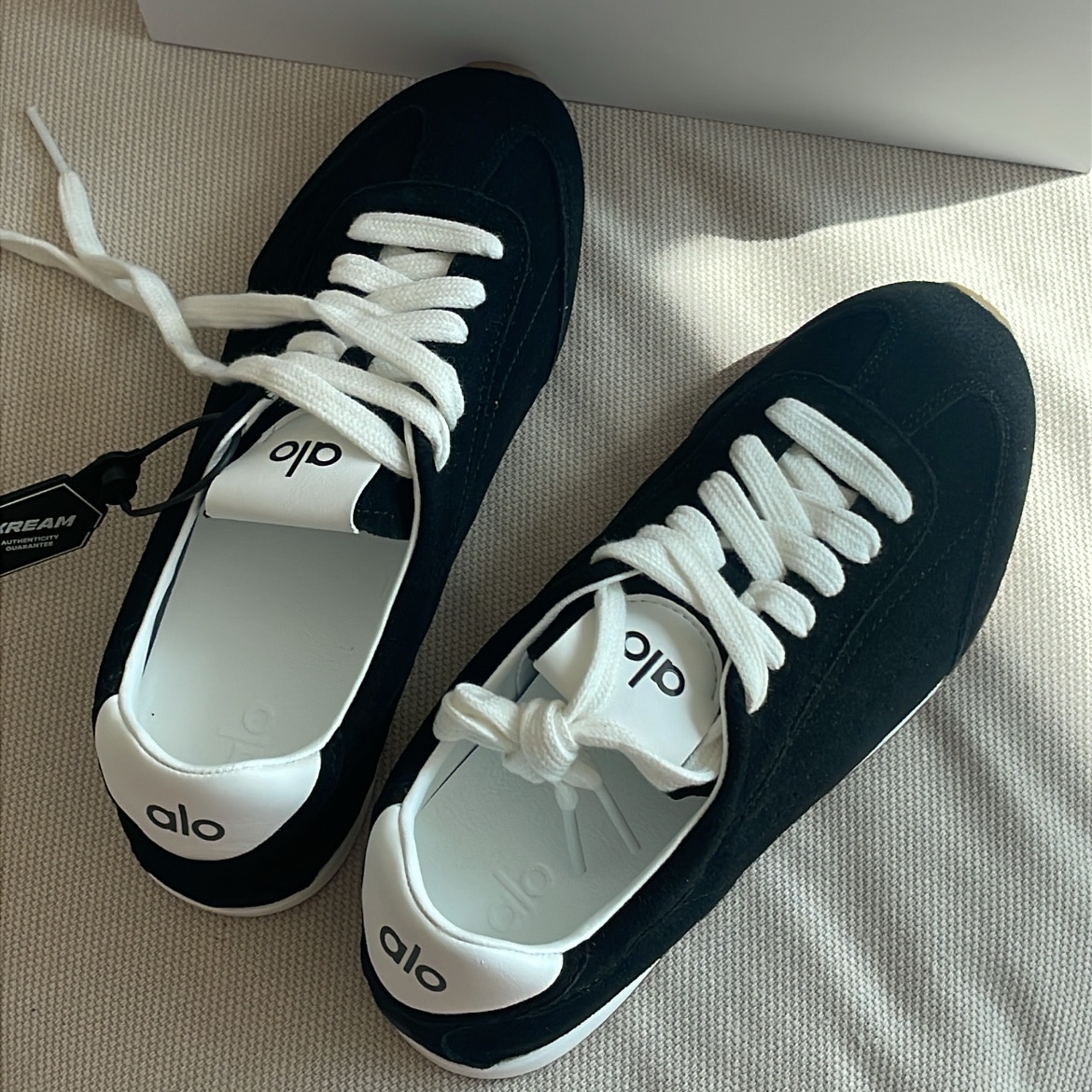 (W) Alo Yoga Sunset Sneaker Black 착용 스타일 - 2