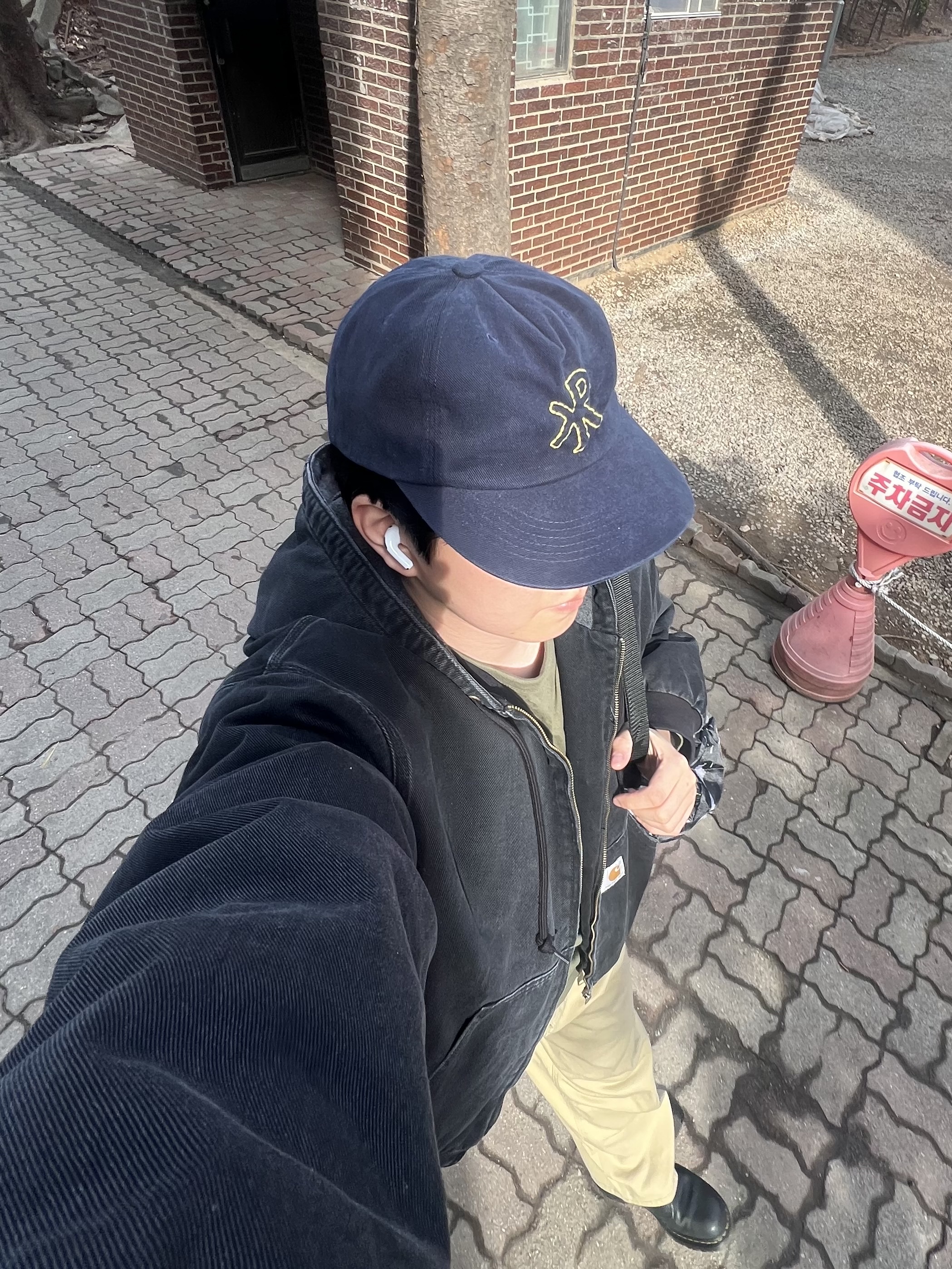 Carhartt WIP Maitland Denim OG Active Jacket Black Stone Washed, Dr. Martens x Thisisneverthat 1461 Waxed Full Grain Black 착용 스타일