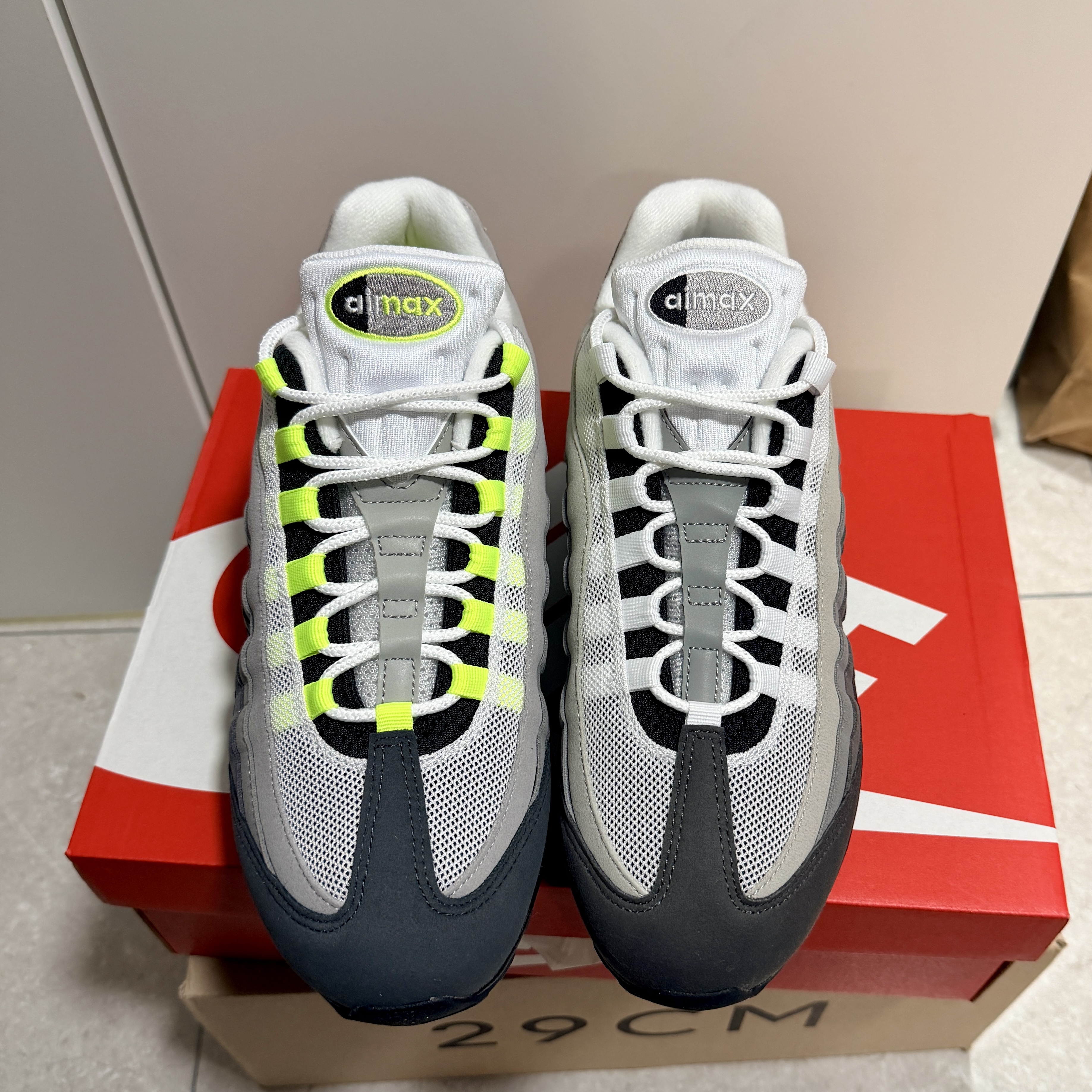 Nike Air Max 95 OG Black White, Nike Air Max 95 OG Neon 착용 스타일 - 4