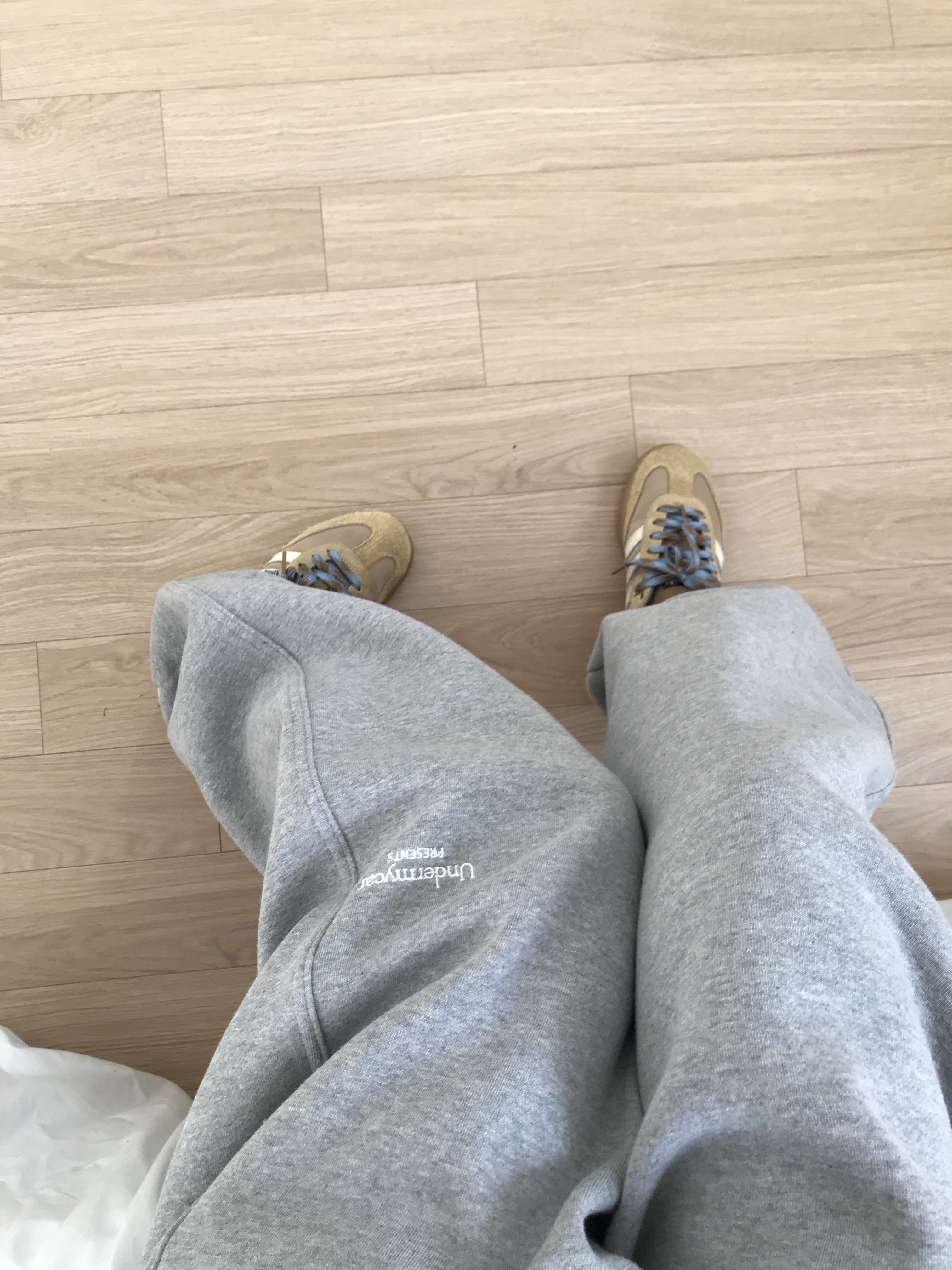 Undermycar Mu.03 Anti Fxxking Logo Play Oversized Sweat Jogger Melange Gray, Adidas x Wales Bonner Samba Supplier Colour Wonder White 착용 스타일 - 3
