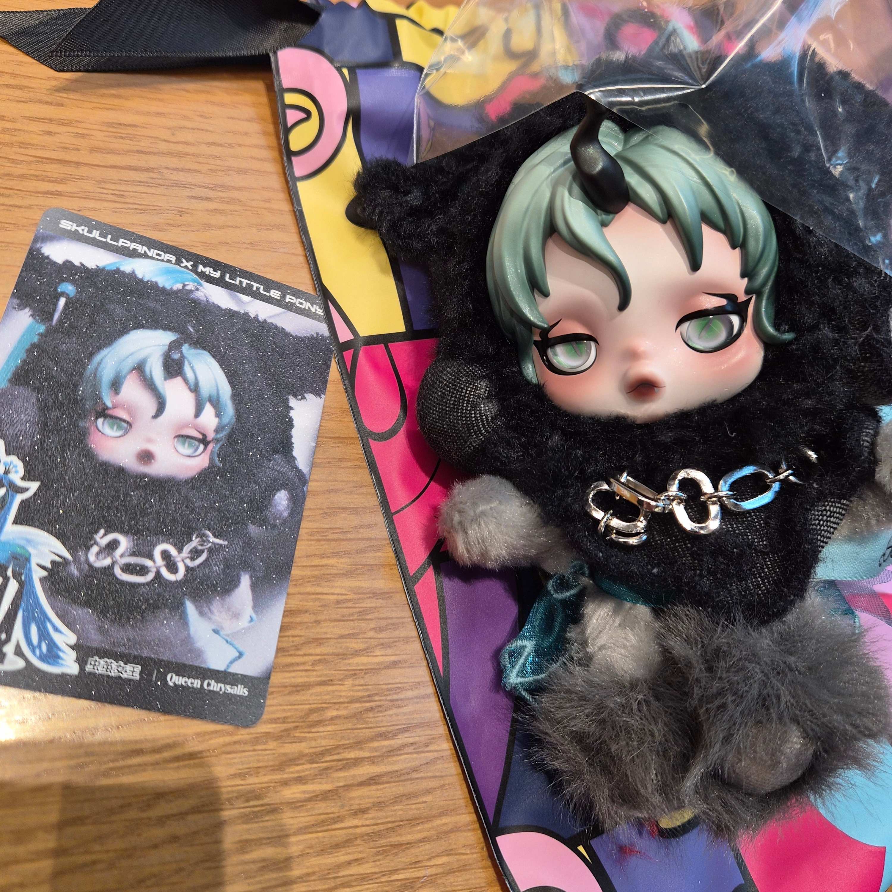 Pop Mart Skullpanda x My Little Pony Series Plush Doll Pendant Sealed Case (1 Blind Box) 착용 스타일