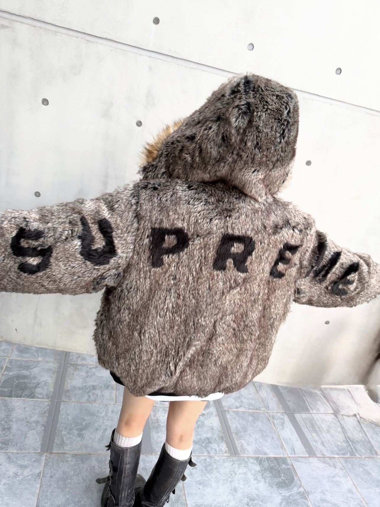Supreme Reversible Faux Fur Hooded Work Jacket Red - 26SS, Supreme Reversible Faux Fur Hooded Work Jacket Denim - 26SS 착용 스타일 - 1