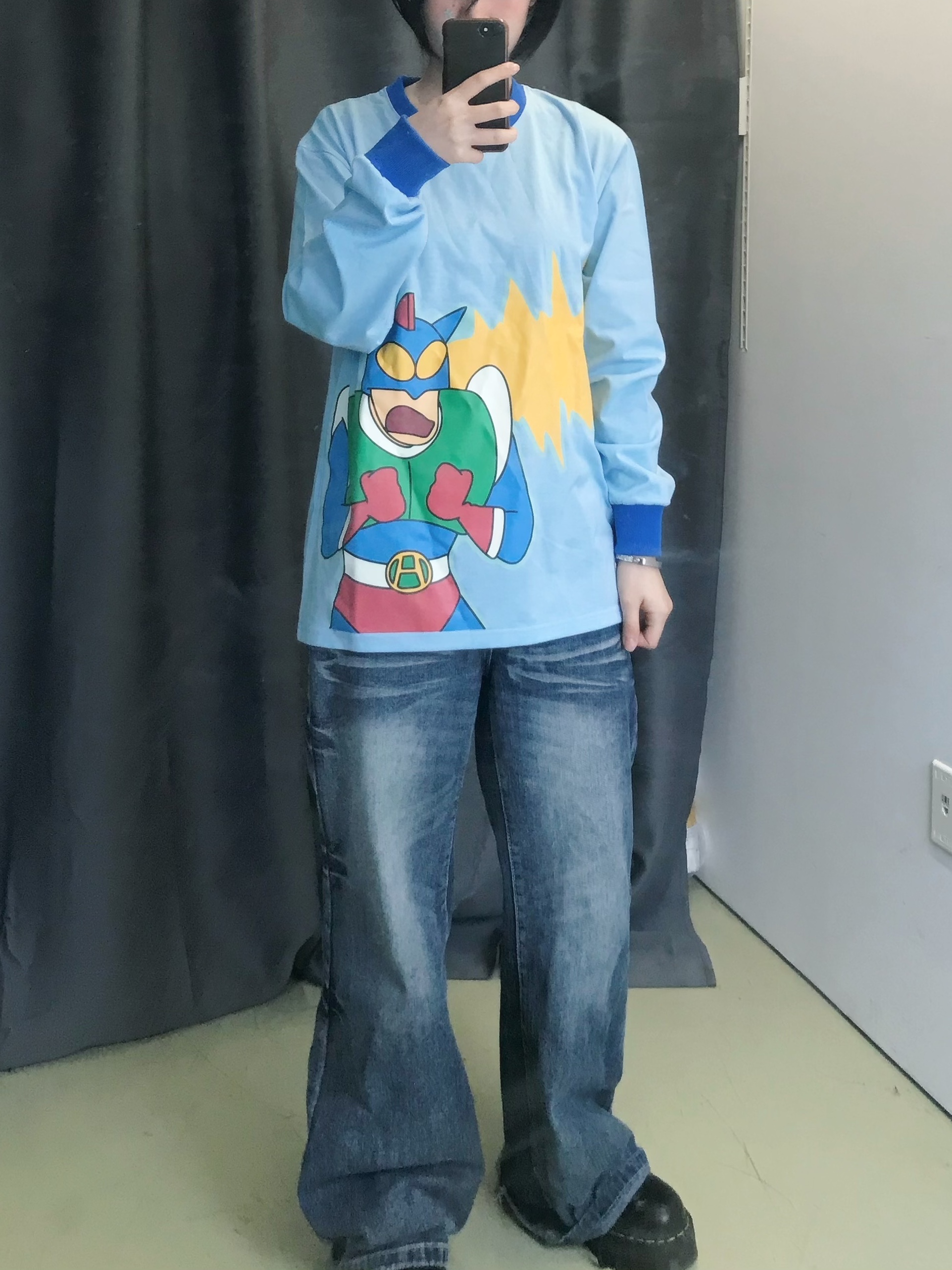 DANCOMMA x Crayon Shin Chan Action Beam!! Luminous Long Sleeve Tee Sky blue 착용 스타일 - 3