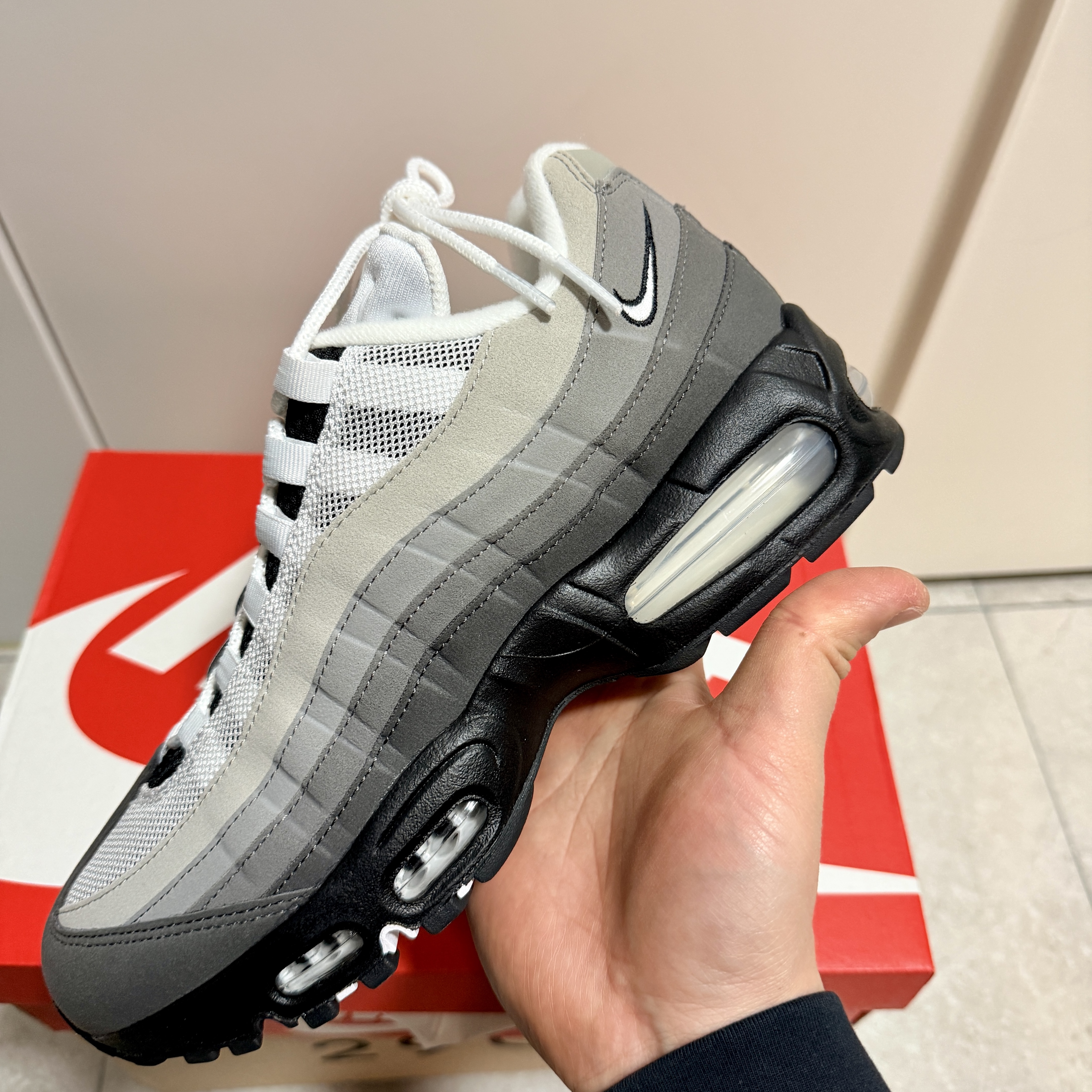 Nike Air Max 95 OG Black White, Nike Air Max 95 OG Neon 착용 스타일 - 1