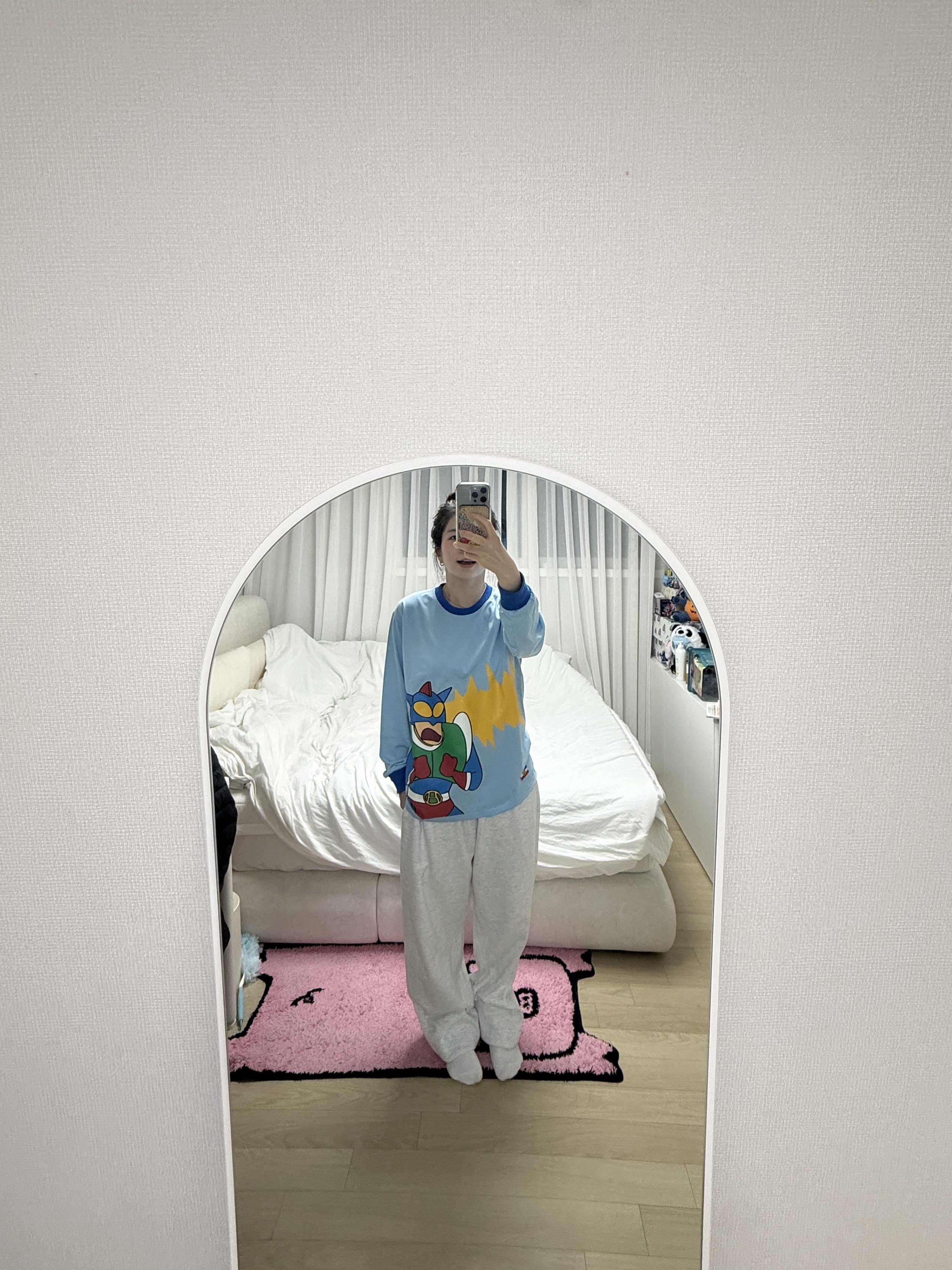 DANCOMMA x Crayon Shin Chan Action Beam!! Luminous Long Sleeve Tee Sky blue 착용 스타일 - 1