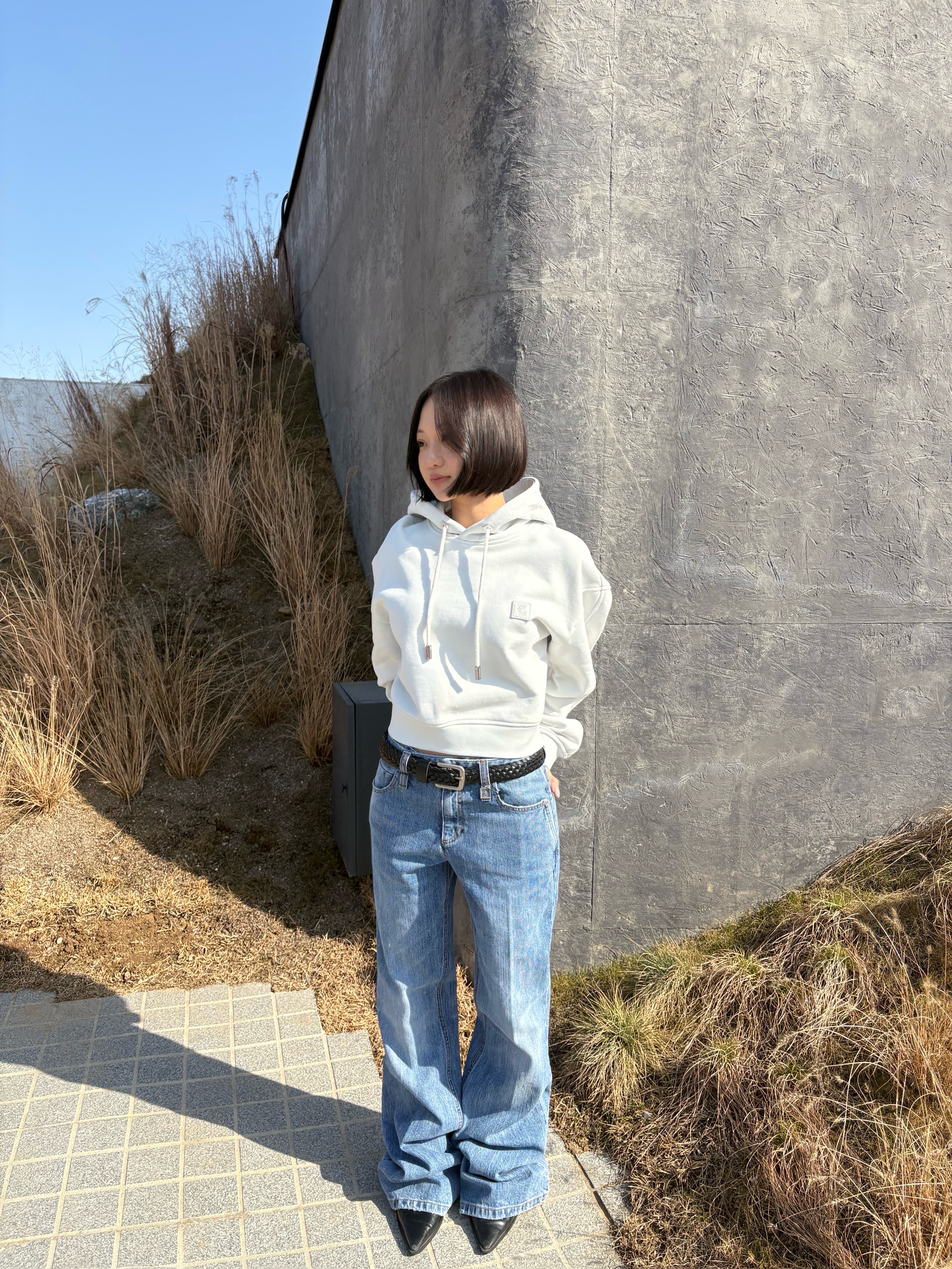 Wooyoungmi Flower Back Logo T-Shirt Black - 26SS 착용 스타일 - 1