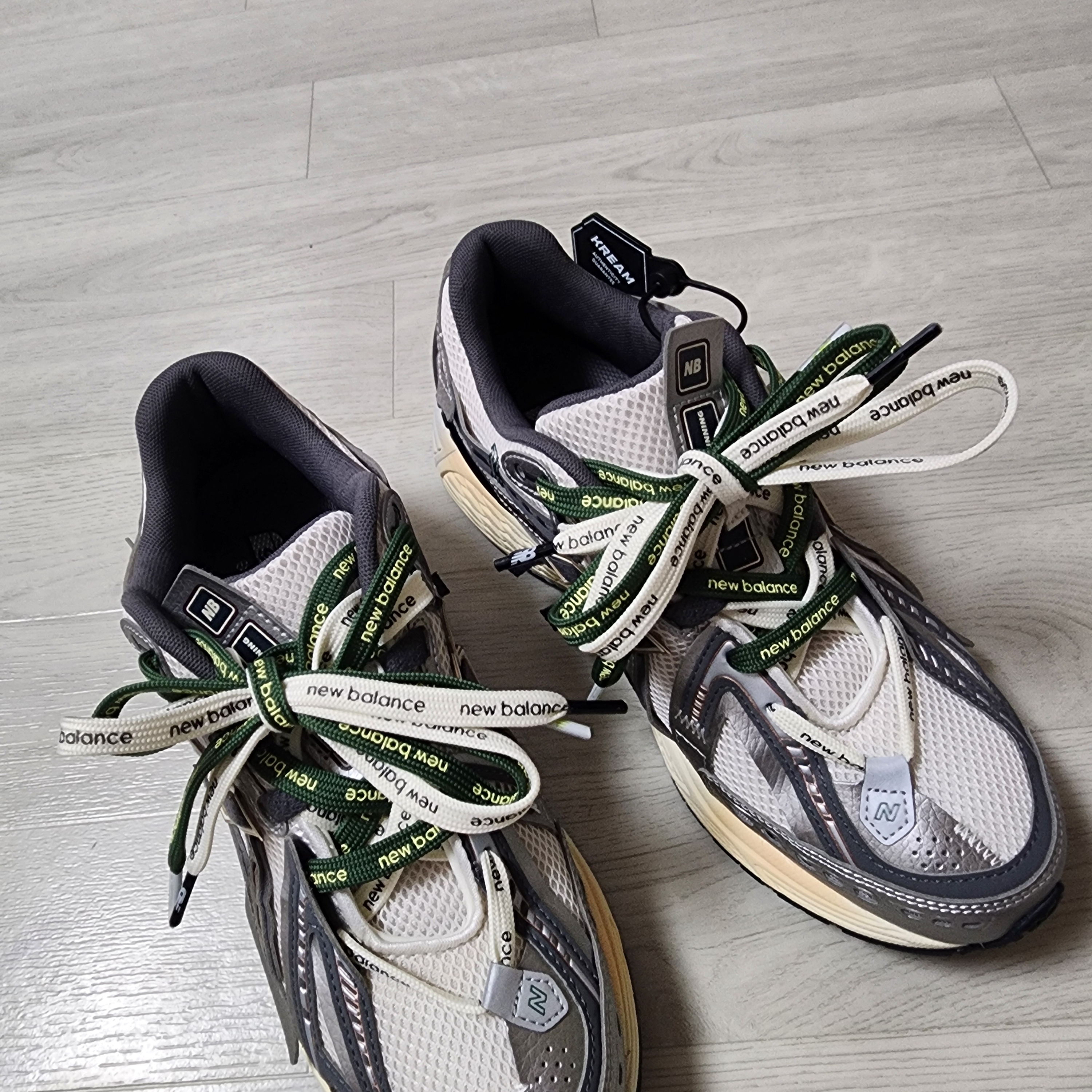 New Balance 1906A Silver Metallic Castlerock 착용 스타일 - 2