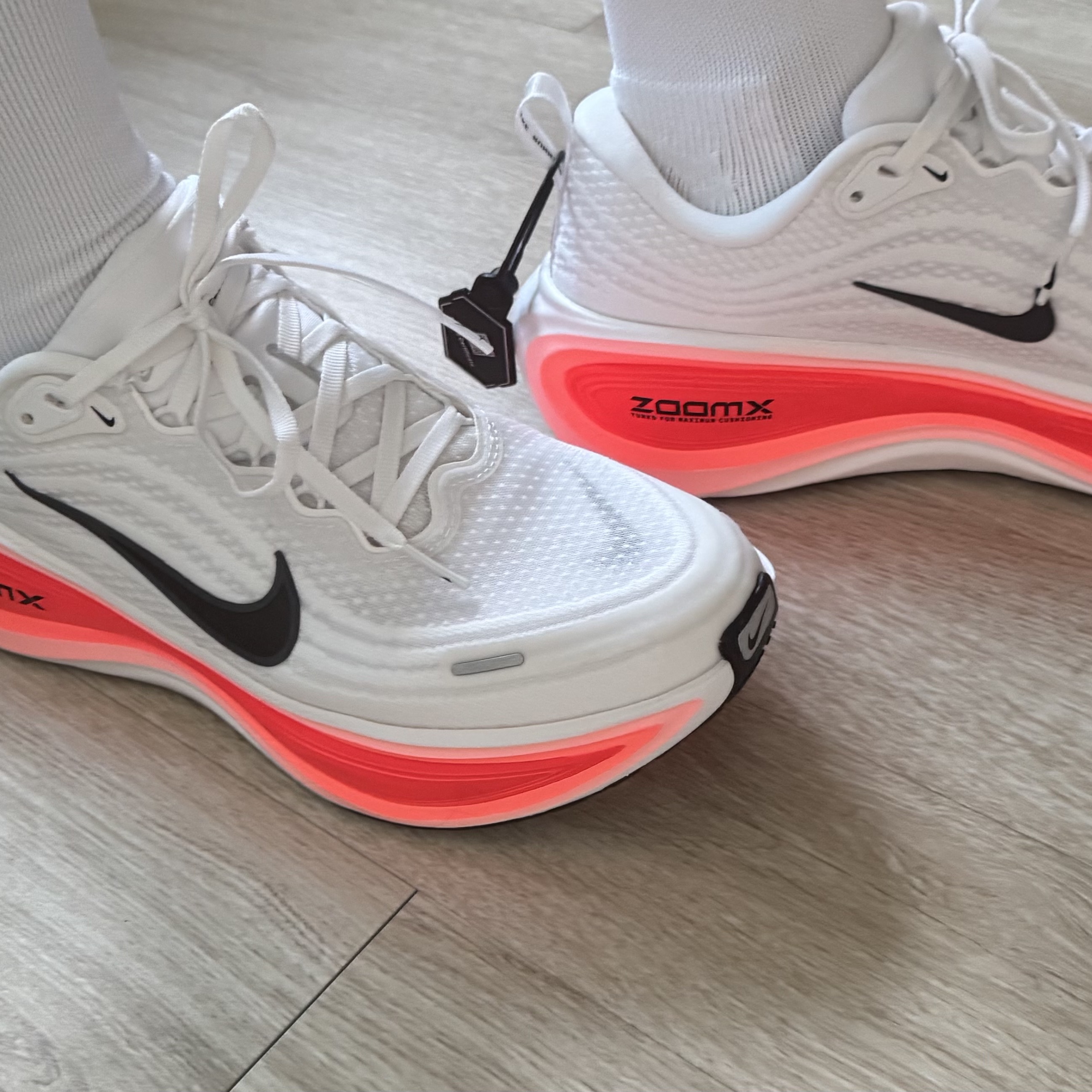 Nike Zoom Vomero Plus White Bright Crimson 착용 스타일