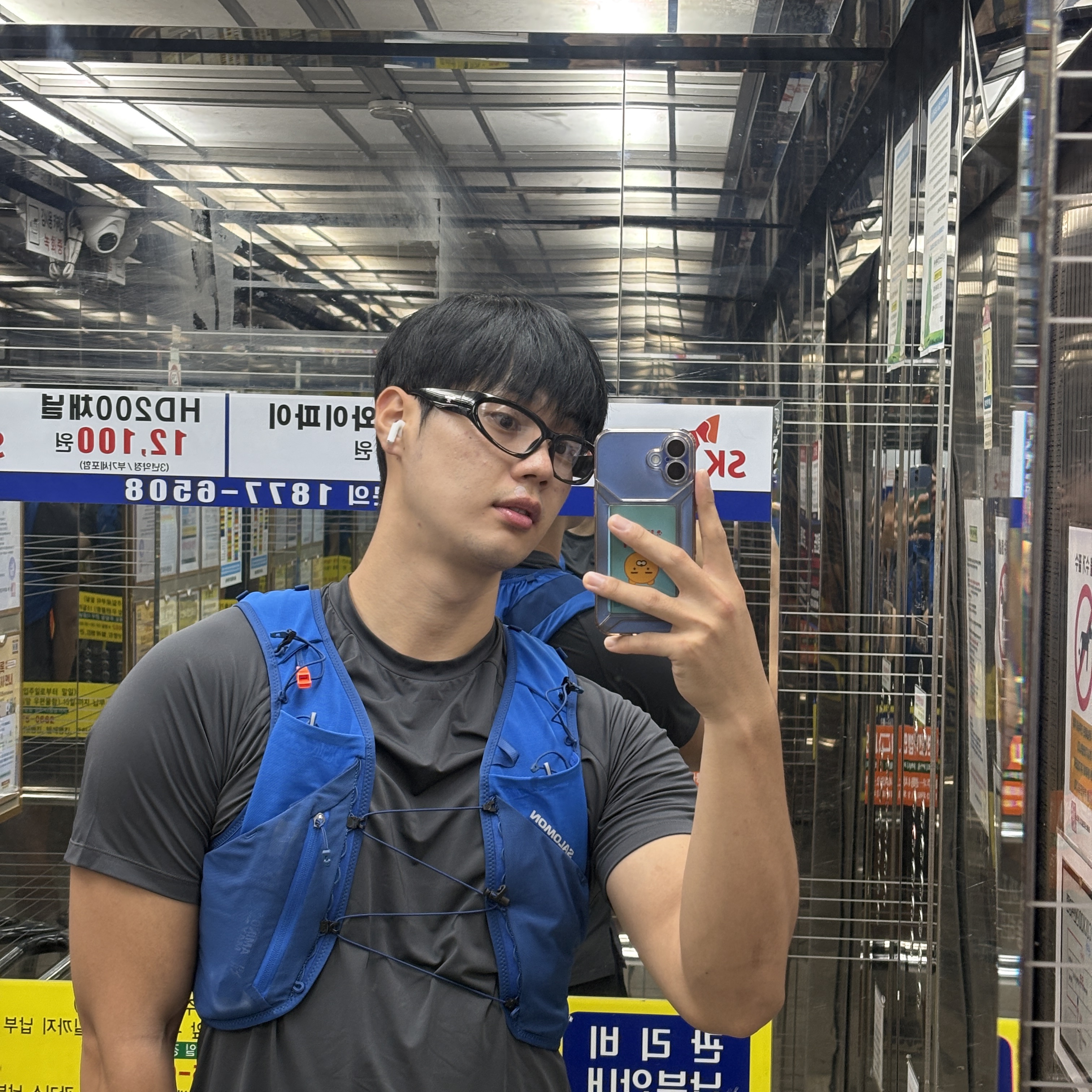 Salomon Active Skin 8 Set Surf The Web, BORN TO WIN BRN Square Quick Dry T-Shirts Charcoal 착용 스타일 - 2