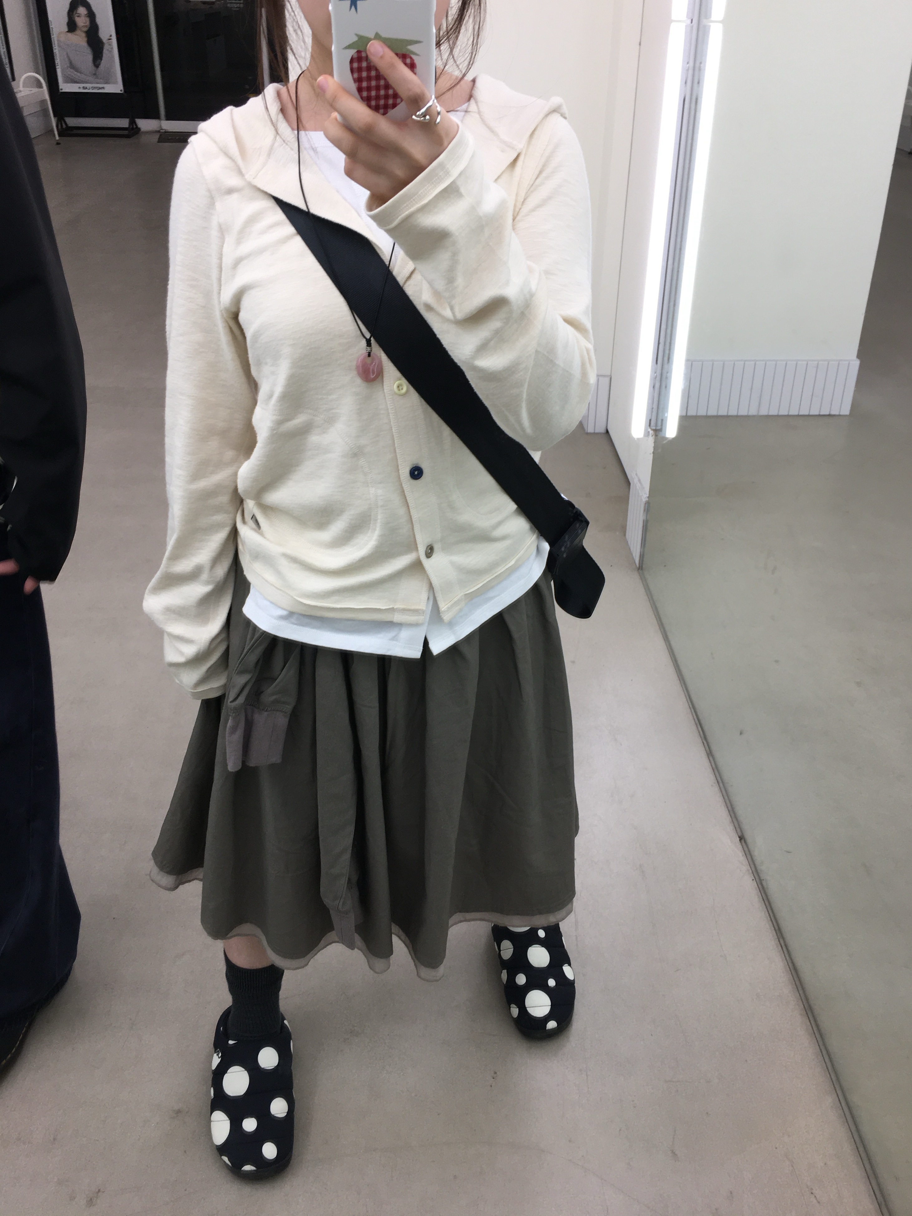 COYSEIO Twofold Button-Up Hoodie Ivory, COYSEIO Strap Shirring Skirt Ash Brown 착용 스타일 - 3