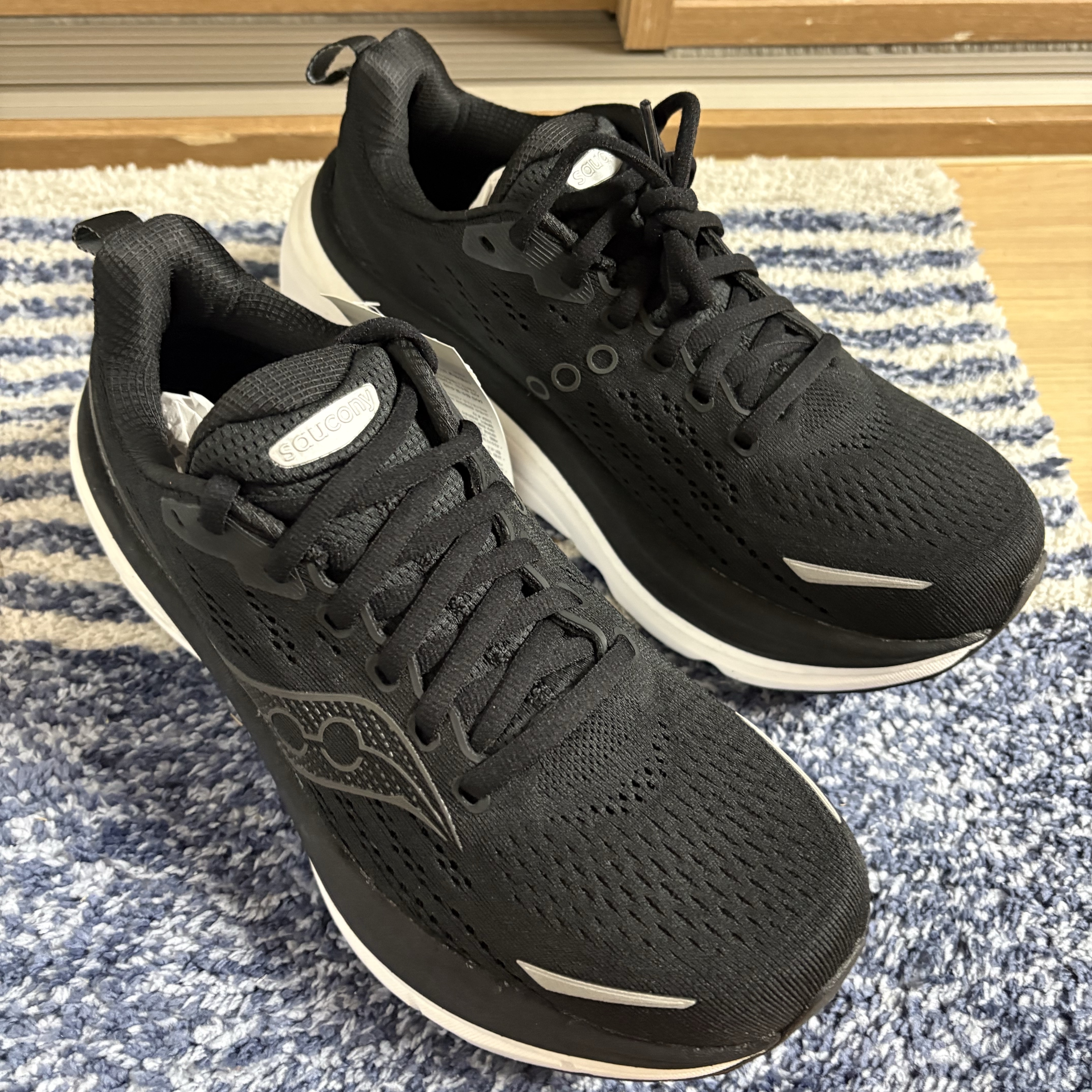 Saucony Hurricane 25 Wide Black White, (W) Norda 001 Black 착용 스타일 - 1