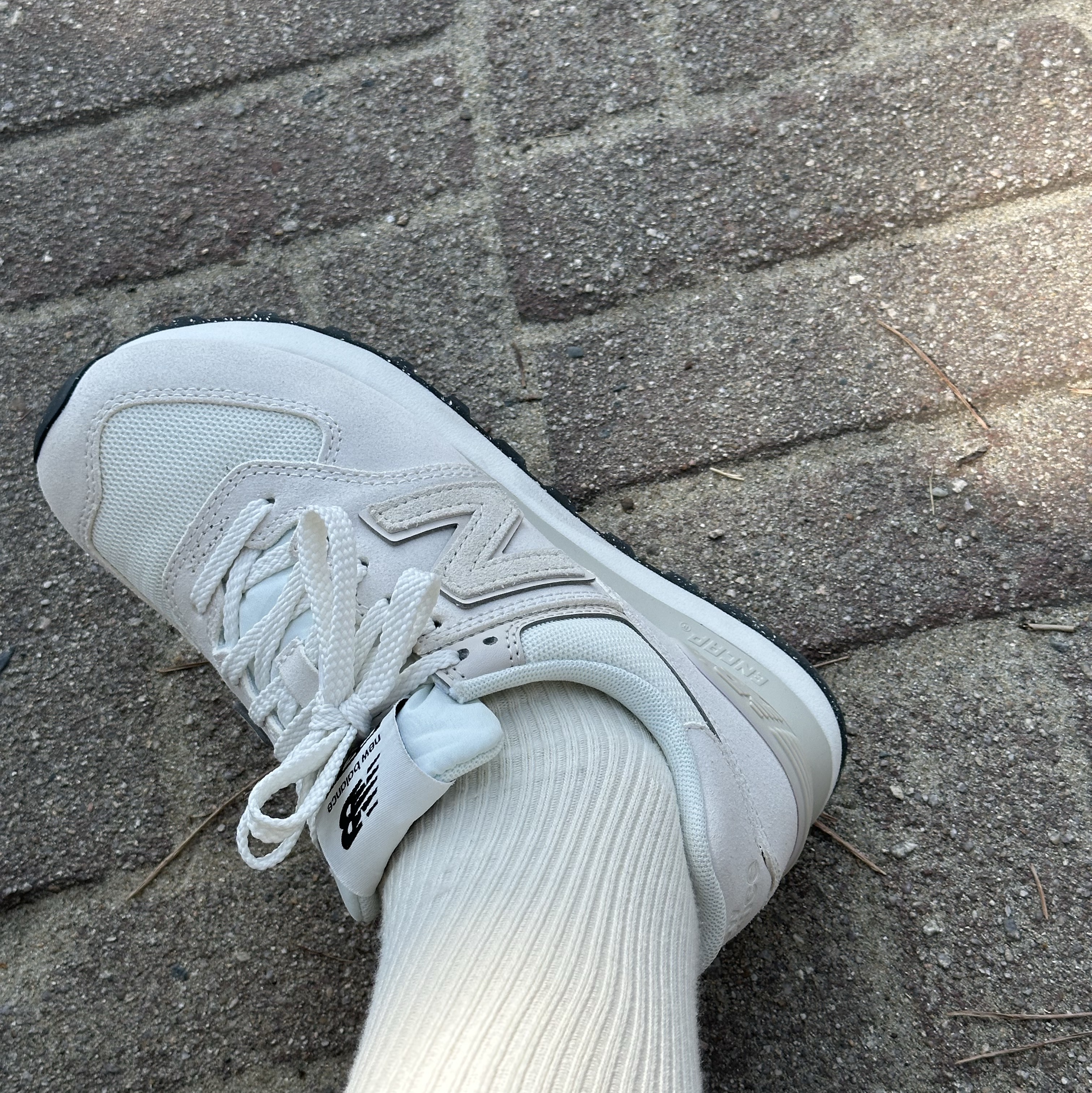 New Balance 574 Classics Reimagined White 착용 스타일 - 2