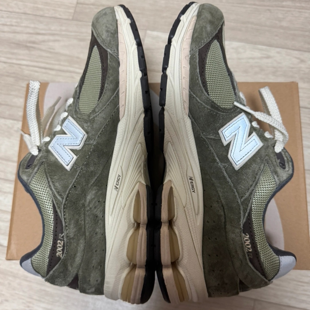 New Balance 2002R Special Vintage Khaki 착용 스타일