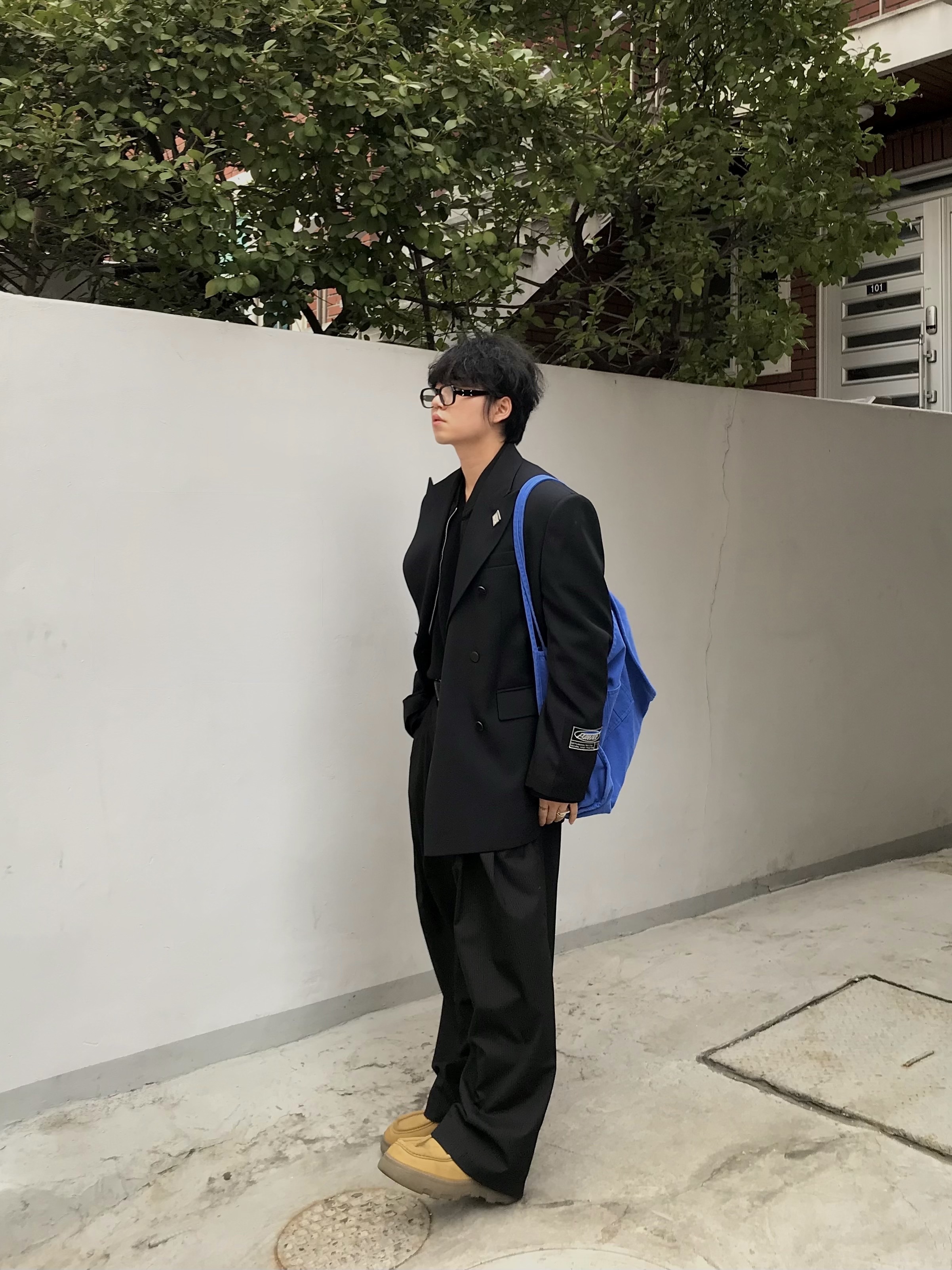 Burberry Nubuck Creeper Shoes, Haleine Cropped V-Neck Relaxed Knit Black (XT110) 착용 스타일 - 3