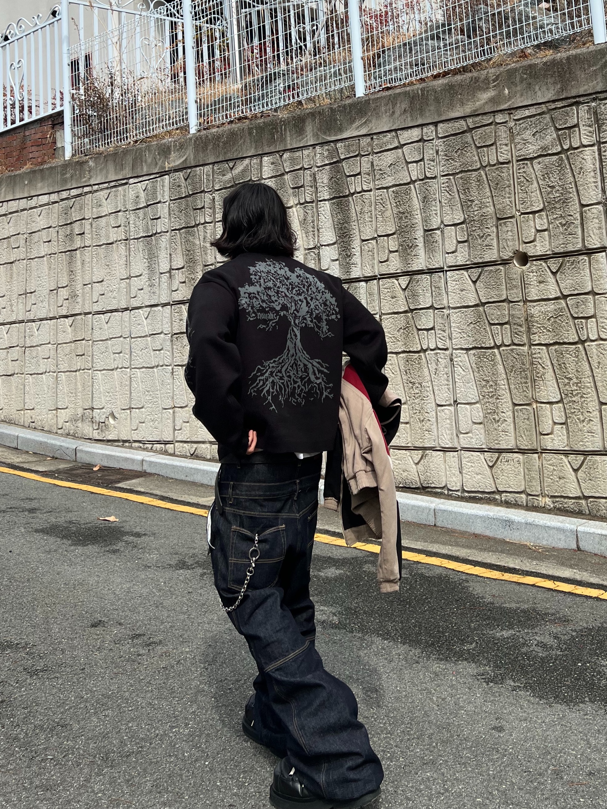 Undermycar MU.128 Original Logo Cracked Leather Belt Silver / Black, Our Legacy Ladon Brass Keychain Matte Nickel 착용 스타일 - 7