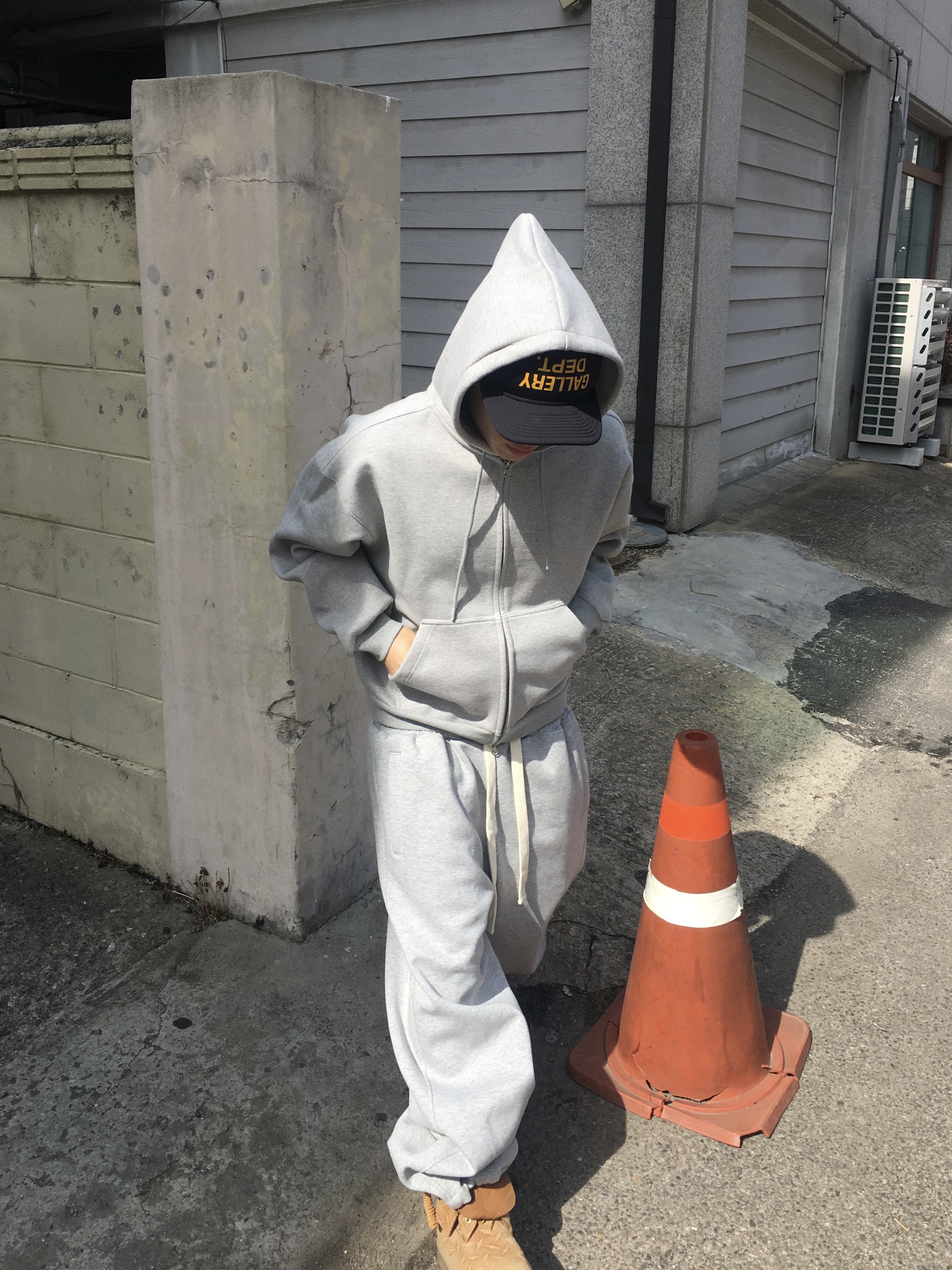 Gallery Dept. Fucked Up Trucker Cap Black, Nonnod Scuba Zip Hoodie Grey 착용 스타일 - 2