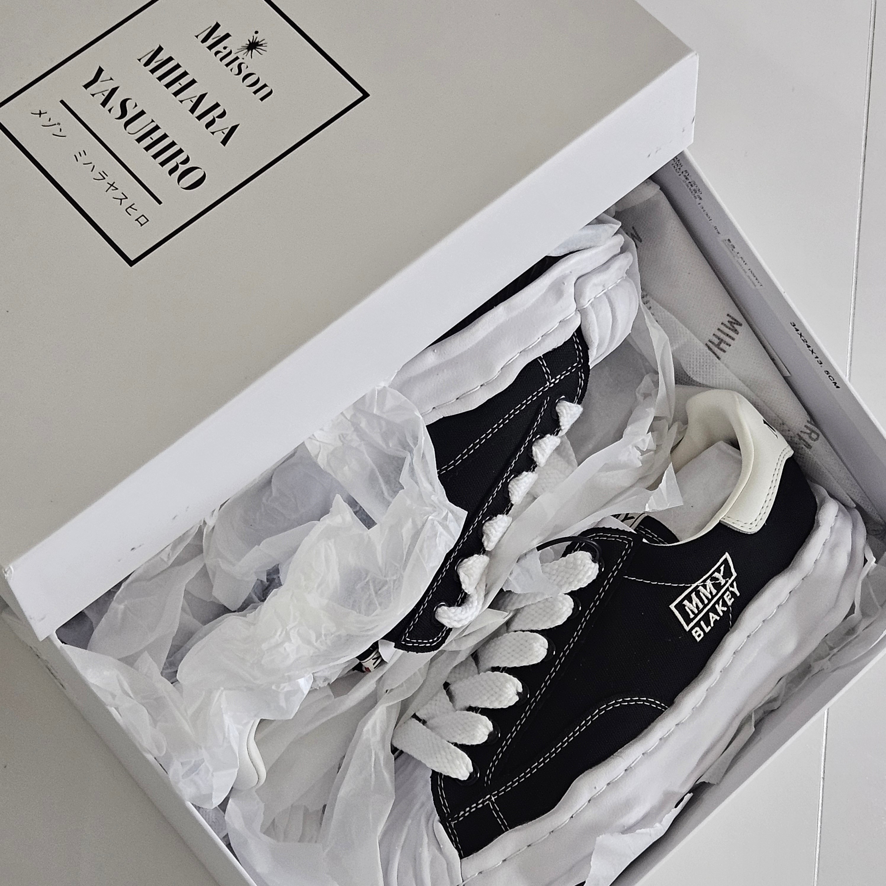 Maison Mihara Yasuhiro Blakey OG Sole Canvas Low-top Sneakers Black White 착용 스타일