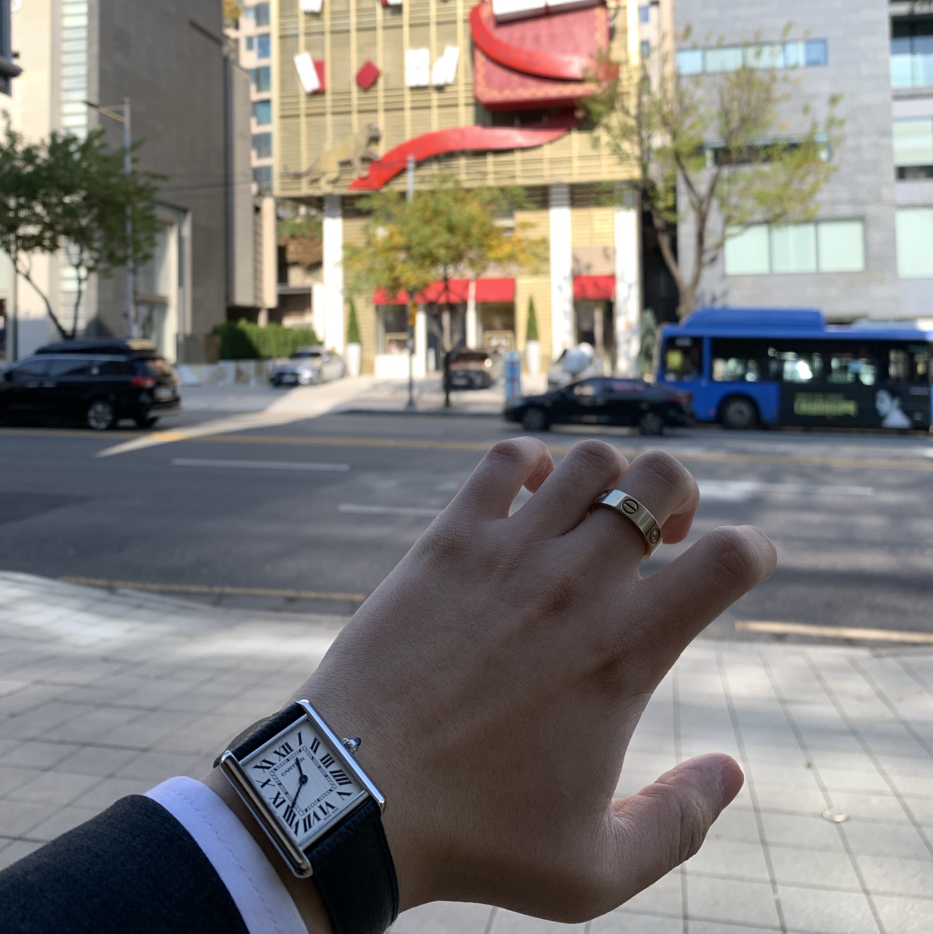 Cartier Tank Must Watch Large Quartz Steel Calfskin Black 착용 스타일