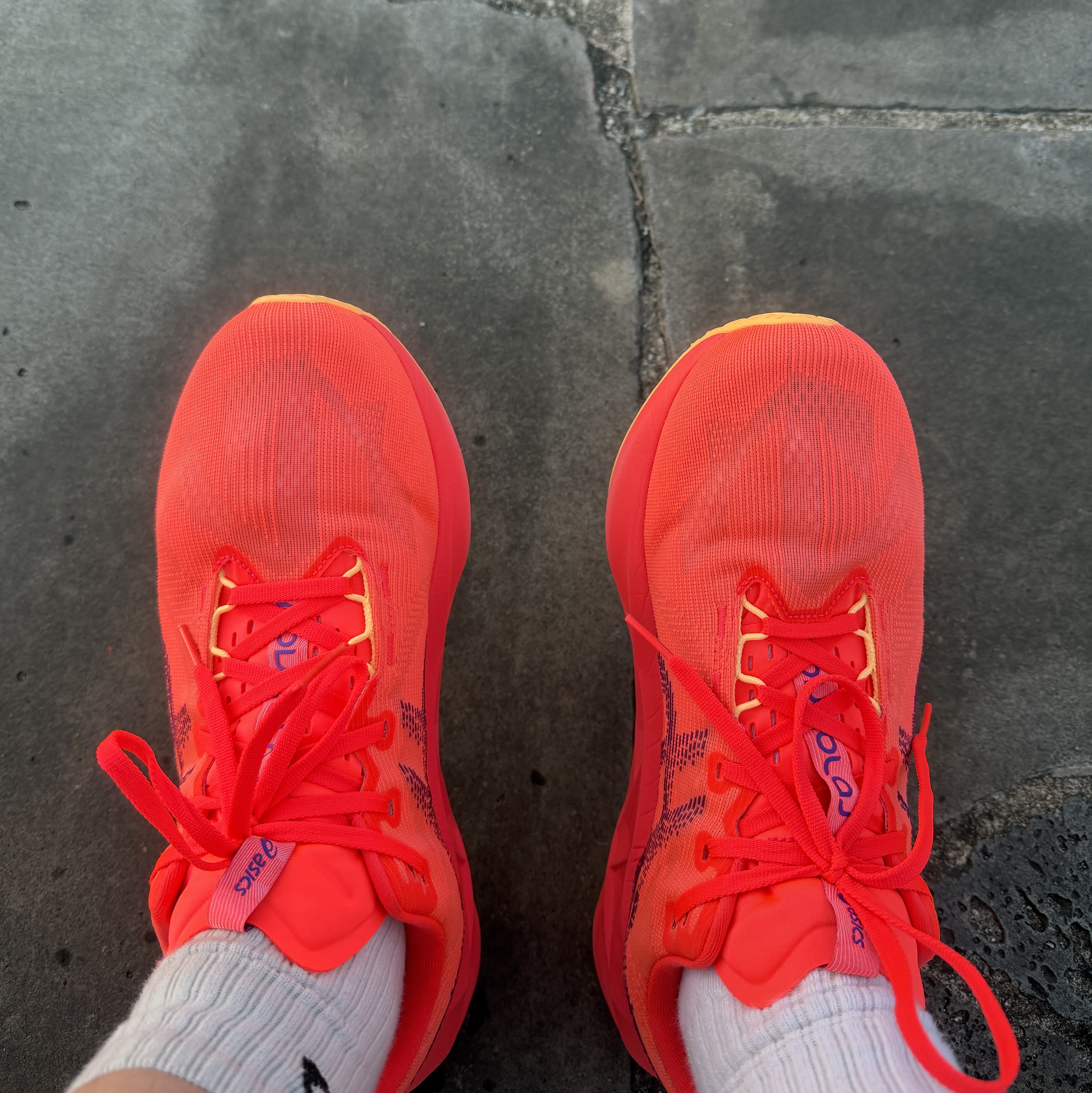 Asics Novablast 5 Flash Red Edo Purple 착용 스타일