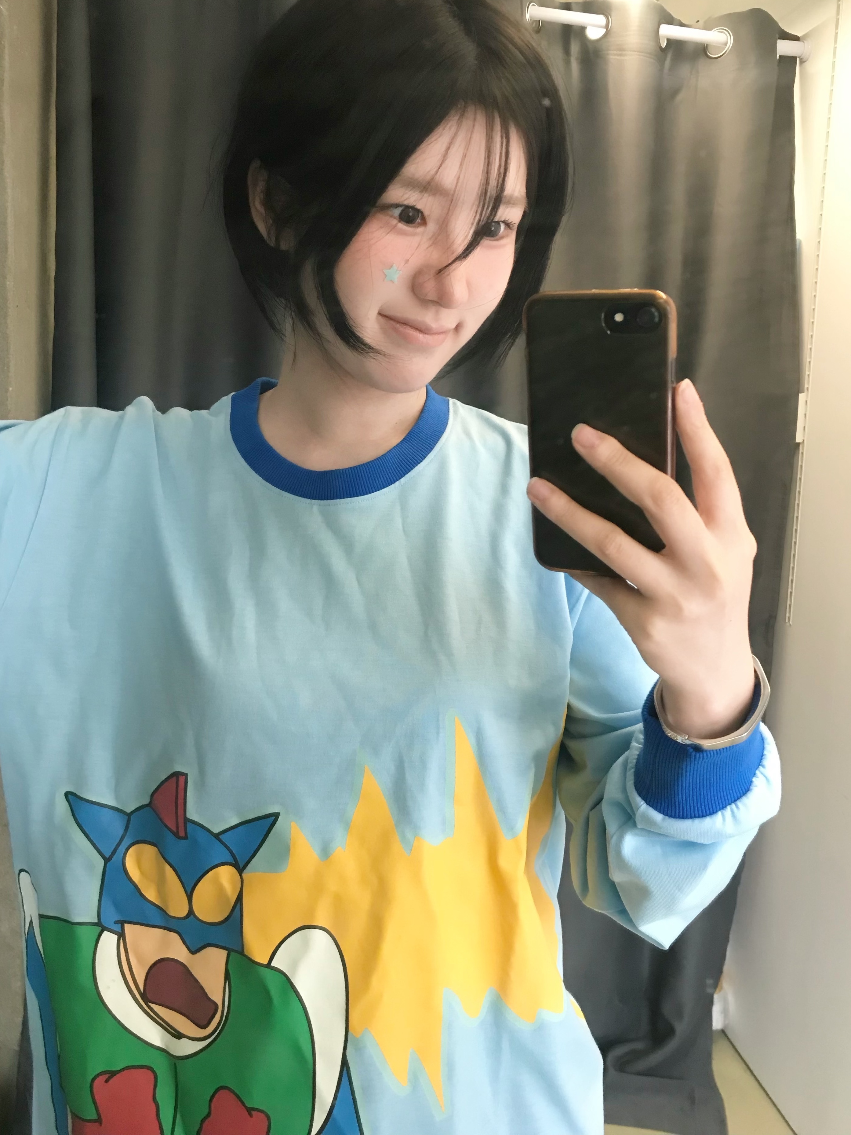 DANCOMMA x Crayon Shin Chan Action Beam!! Luminous Long Sleeve Tee Sky blue 착용 스타일 - 1