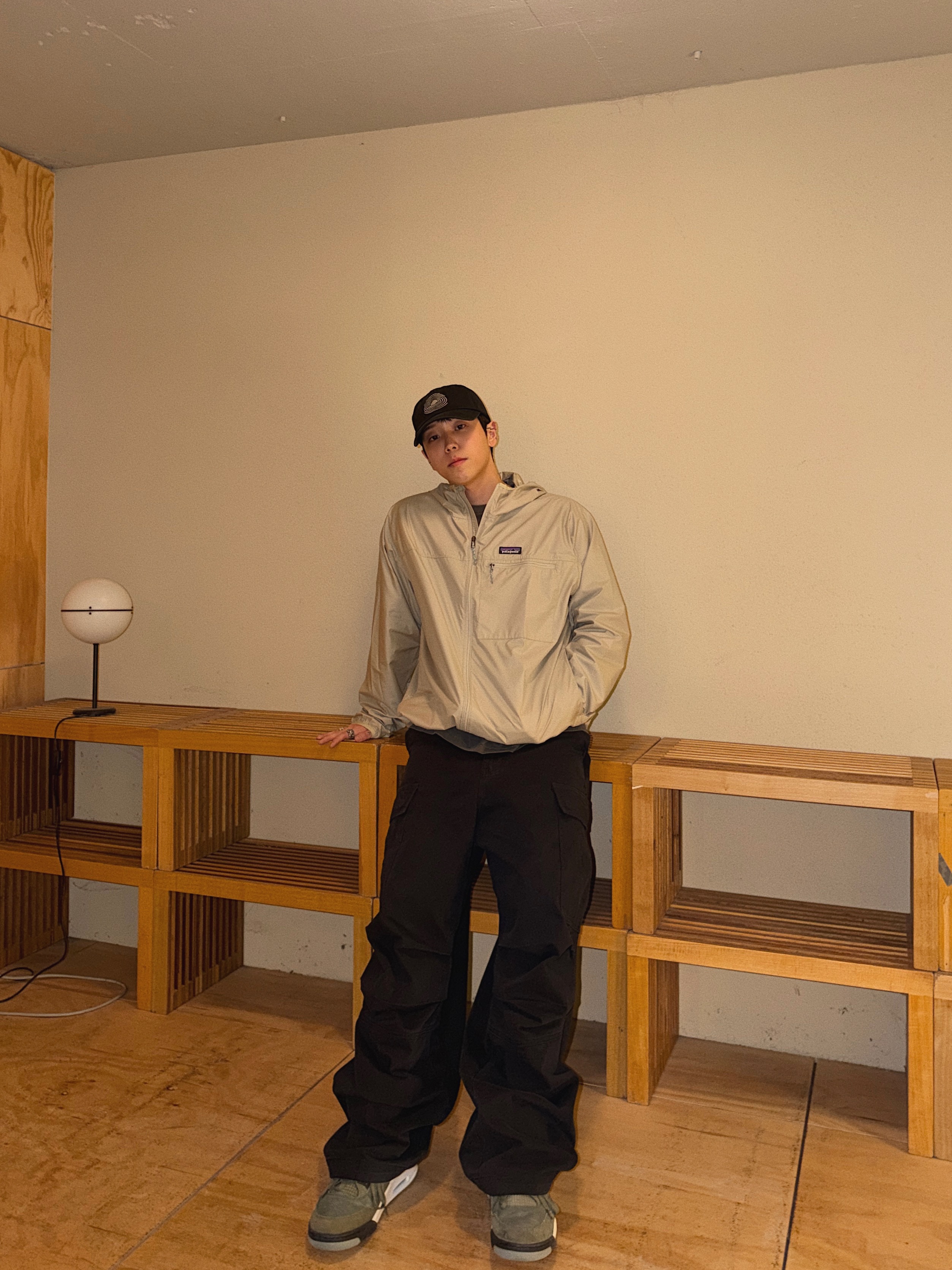 Jordan 4 x Undefeated Retro OG SP Deep Green and Clementine, Patagonia Light Variable Jacket Crisp Grey 착용 스타일 - 2