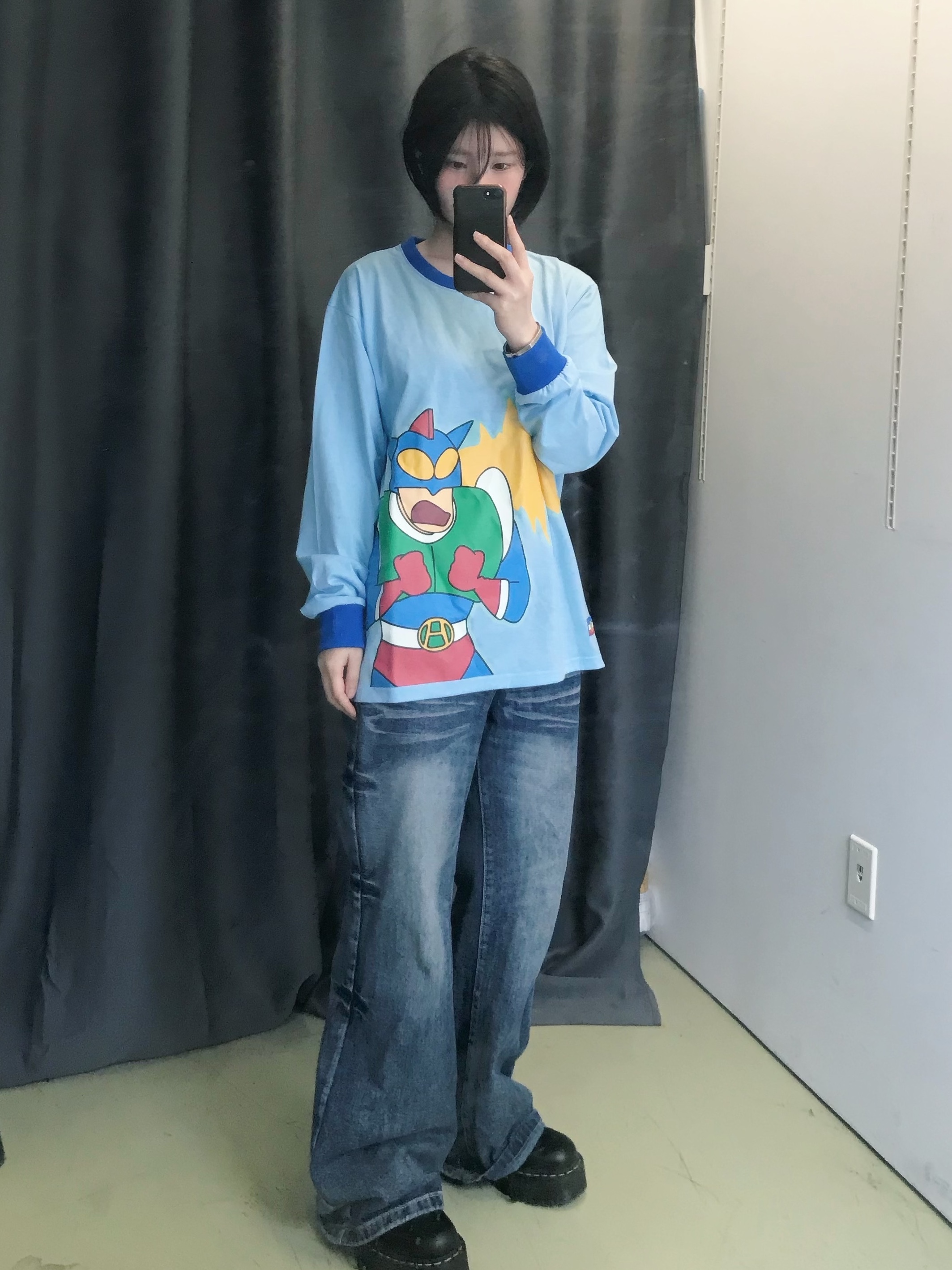 DANCOMMA x Crayon Shin Chan Action Beam!! Luminous Long Sleeve Tee Sky blue 착용 스타일 - 2