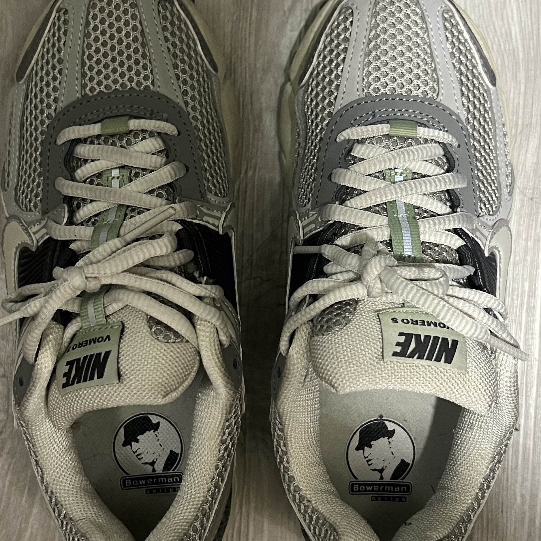 (W) Nike Zoom Vomero 5 Cobblestone and Flat Pewter 착용 스타일