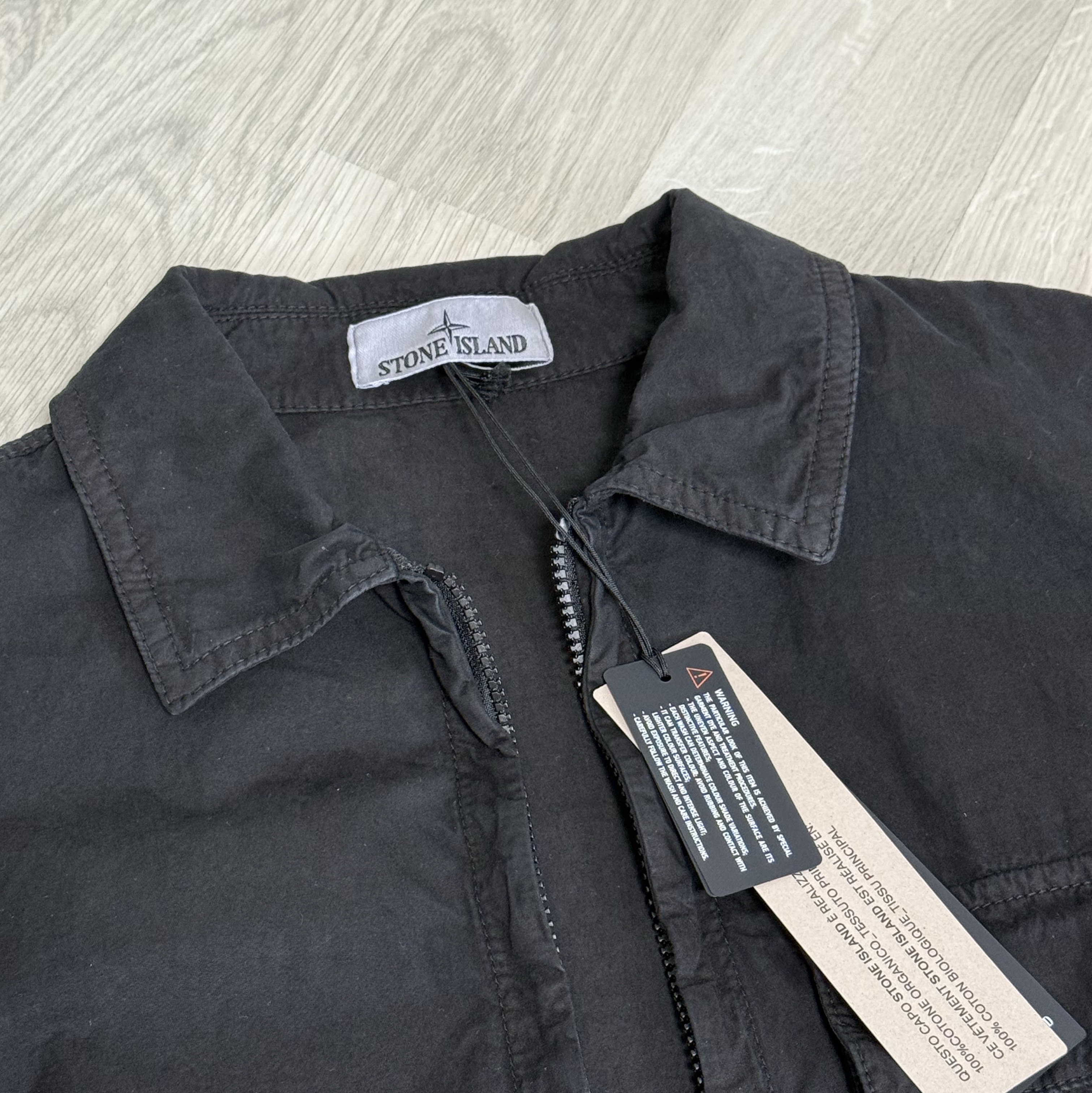 Stone Island 1200008 Brushed Organic Cotton Canvas Old Effect Regular Fit Zip Up Overshirt with Pockets Black - 26SS 착용 스타일