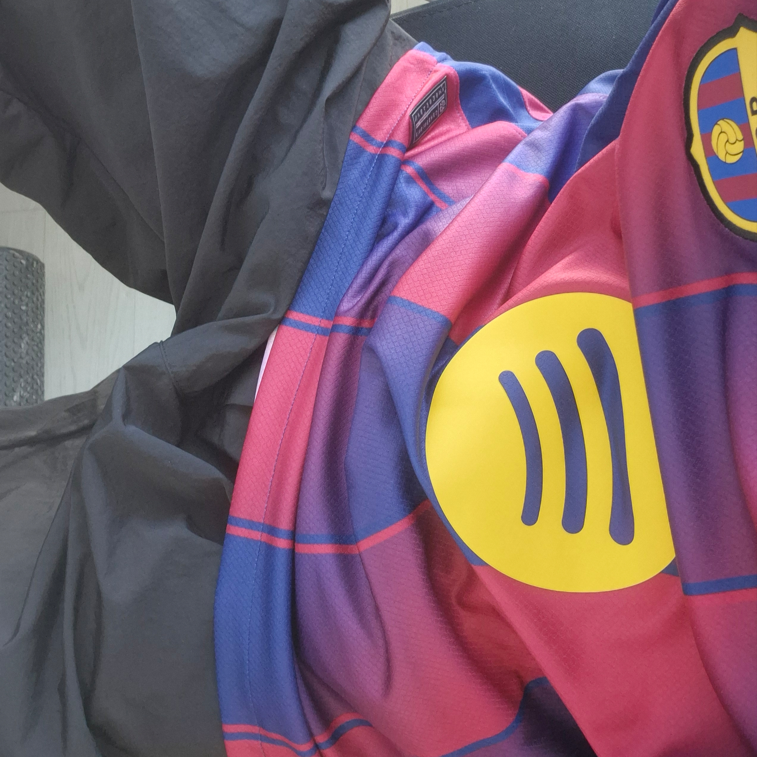 Nike FC Barcelona 2025/26 Stadium Home Dri-Fit Football Replica Jersey Deep Royal Blue Noble Red (Non Marking Ver.) 착용 스타일