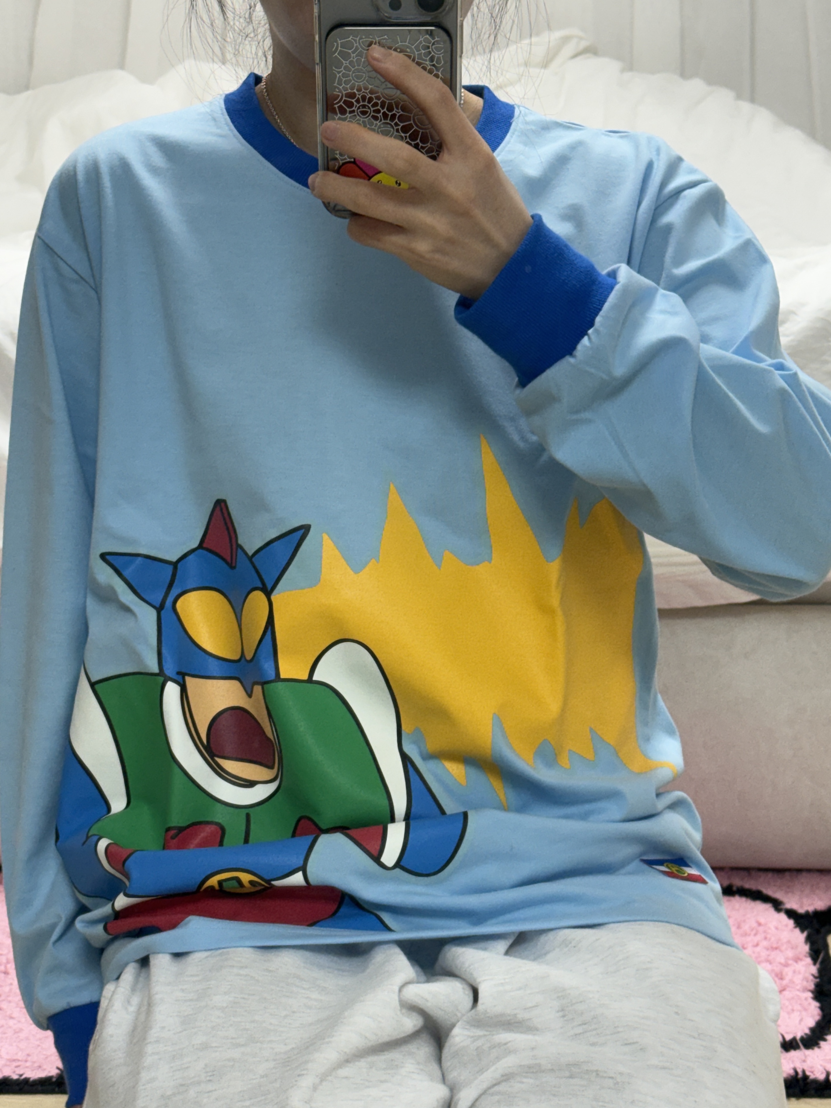 DANCOMMA x Crayon Shin Chan Action Beam!! Luminous Long Sleeve Tee Sky blue 착용 스타일 - 2