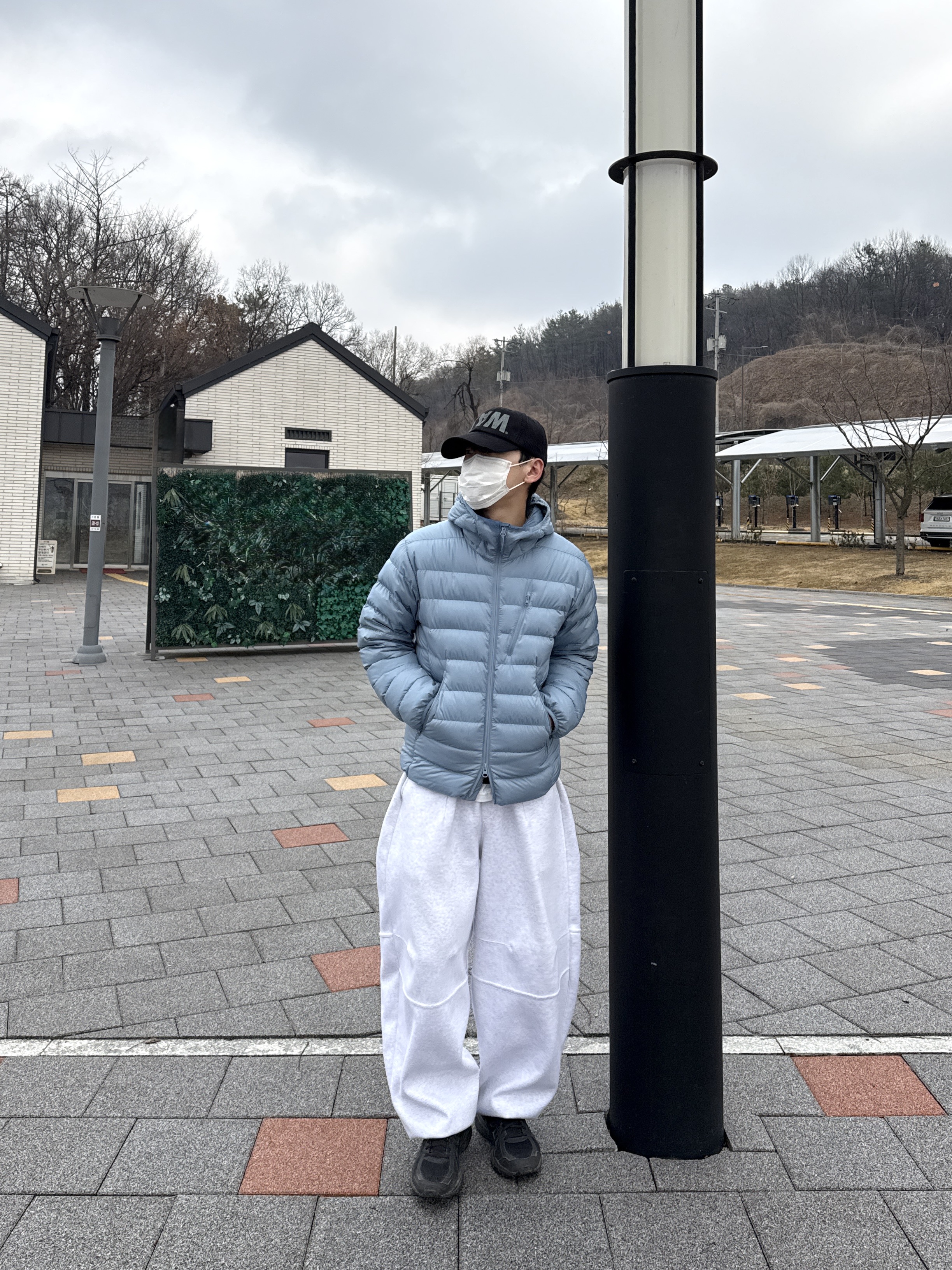 Musinsa Standard City Leisure Hooded Light Down Jacket Moon Blue, Musinsa Standard City Leisure Hooded Light Down Jacket Cloudy Blue 착용 스타일 - 2