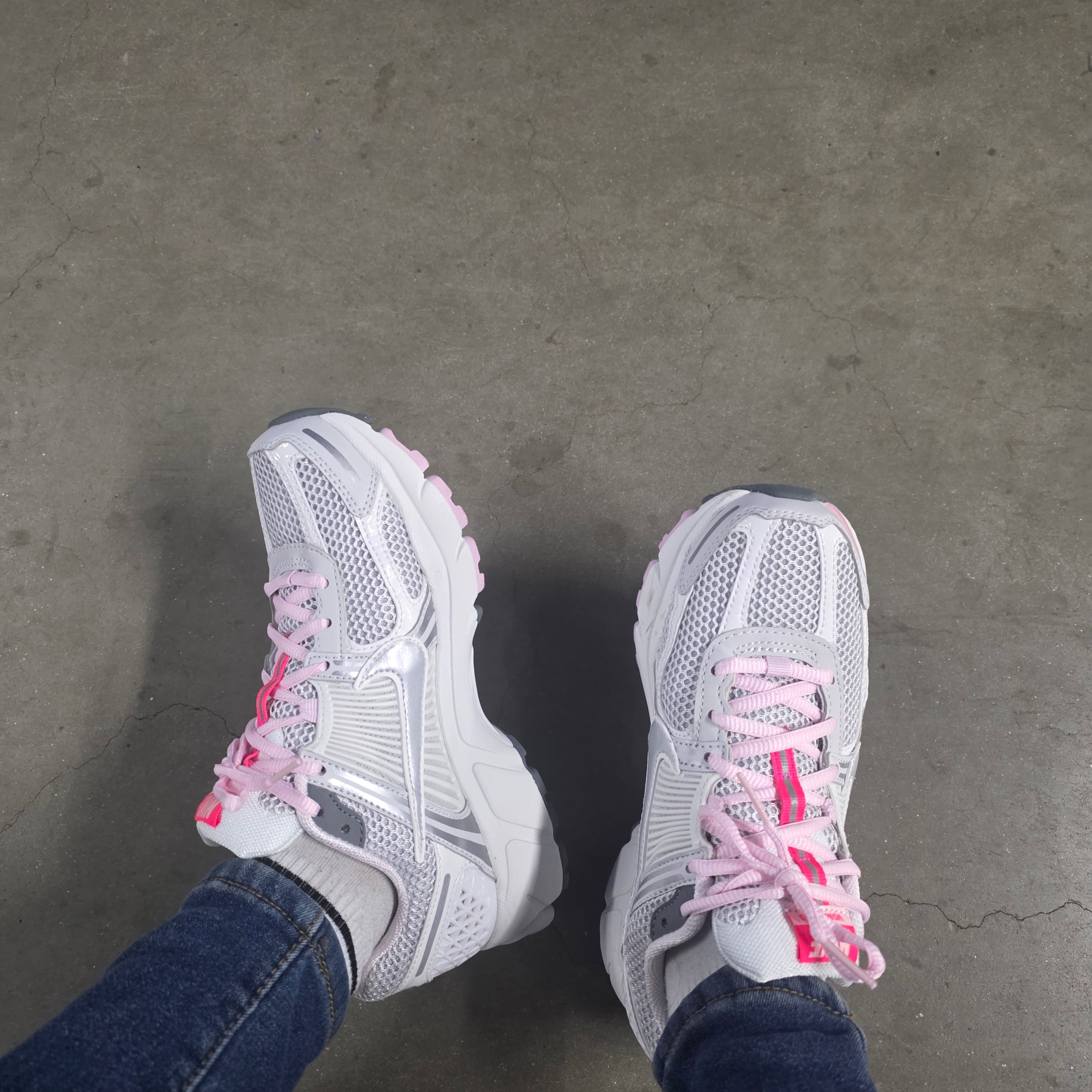 (W) Nike Zoom Vomero 5 Photon Dust Metallic Silver 착용 스타일