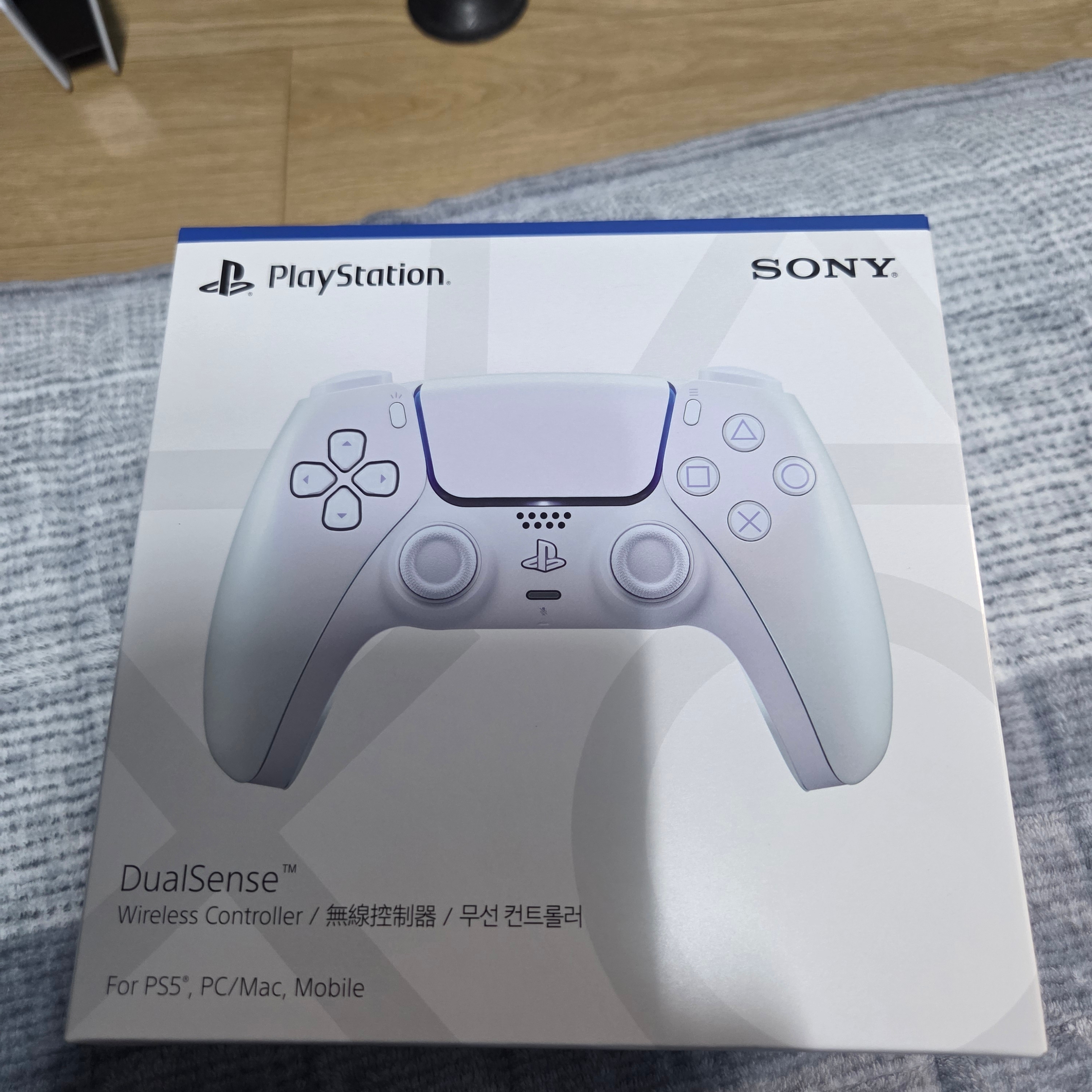 PlayStation 5 DualSense Wireless Controller Chroma Pearl 착용 스타일 - 2