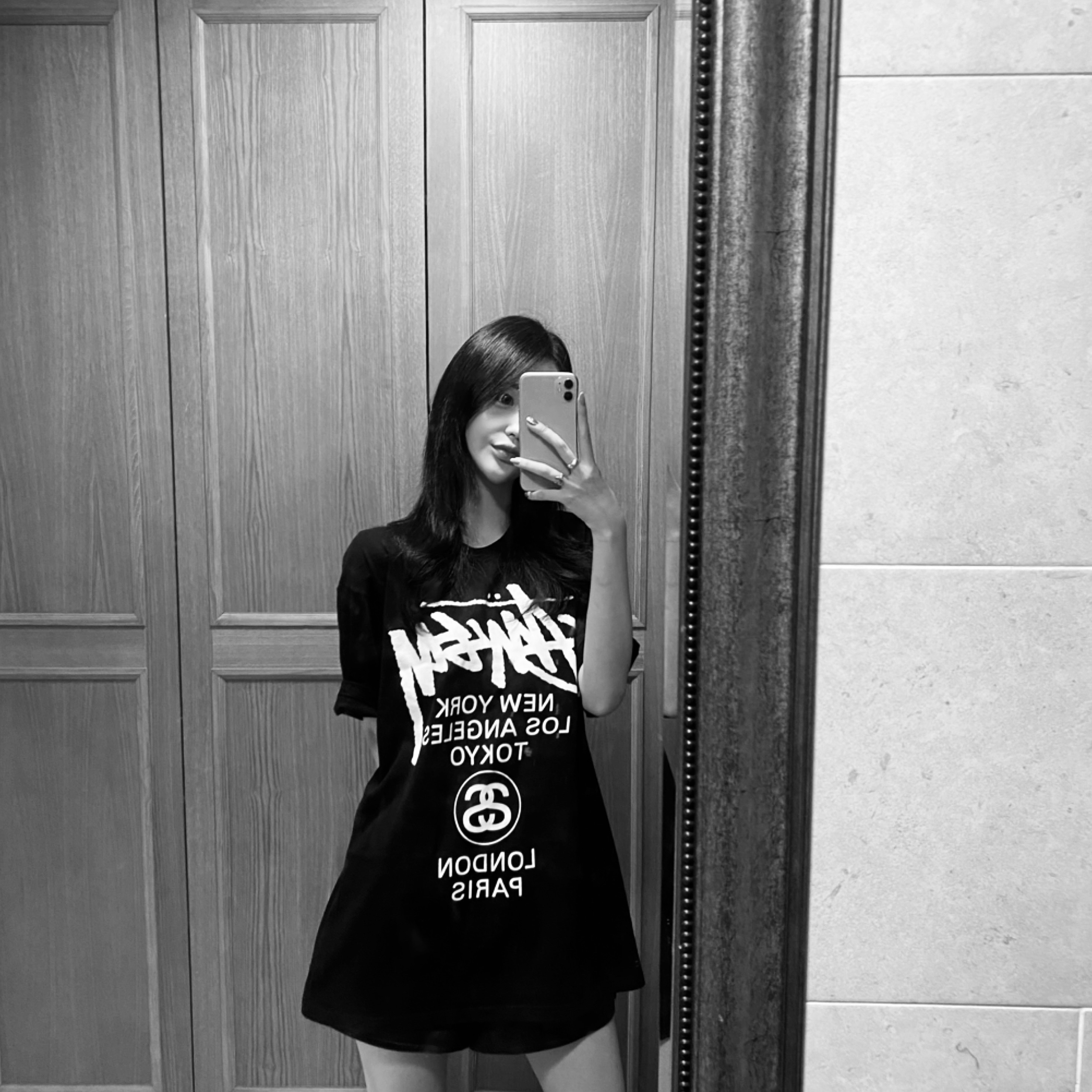 Stussy World Tour T-Shirt Black 착용 스타일