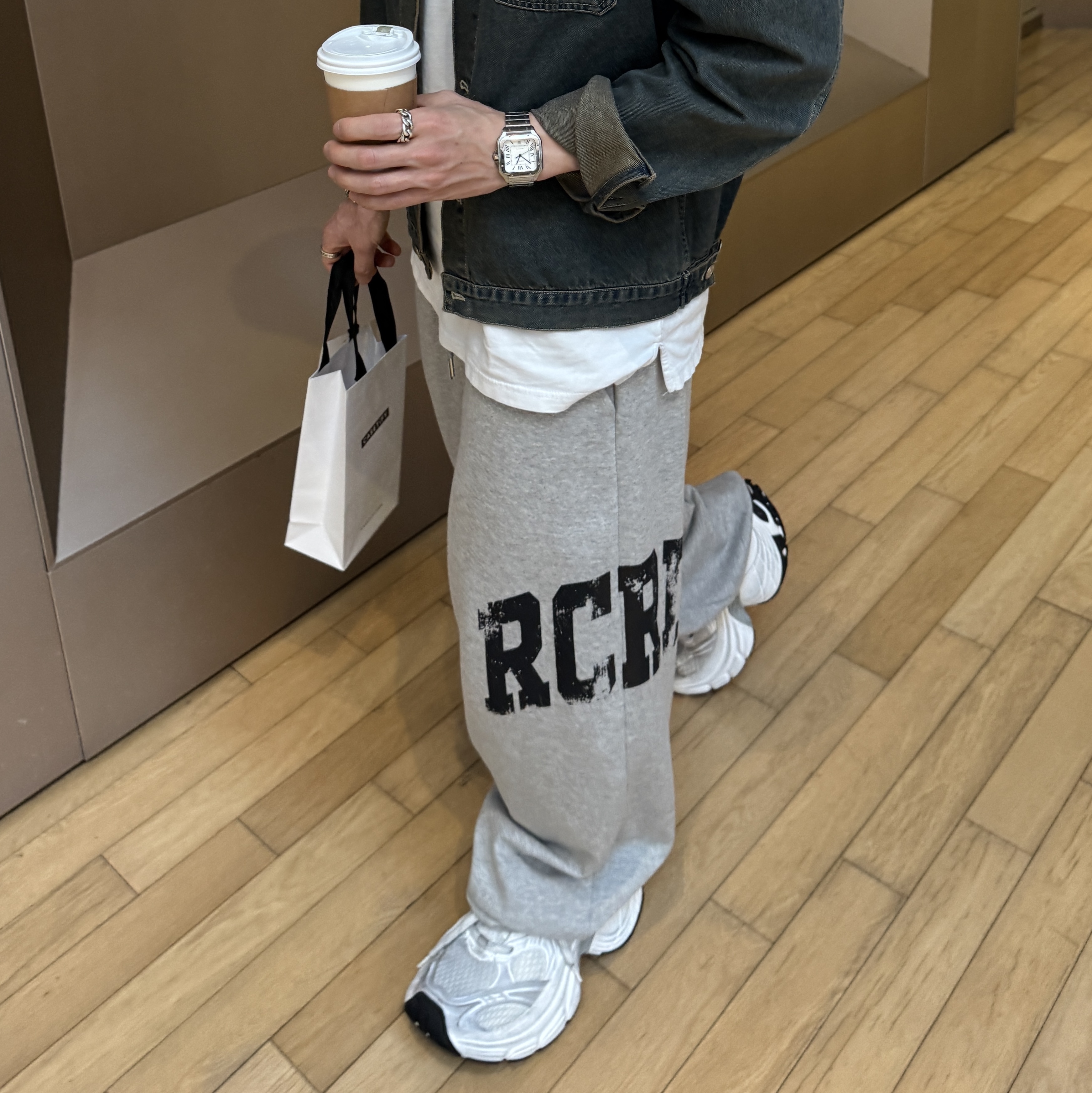 SLOW RECORD HOUSE RCRD Balloonfit Sweat Pants Grey, Balenciaga 10XL Sneakers White Grey Silver Black 착용 스타일 - 1