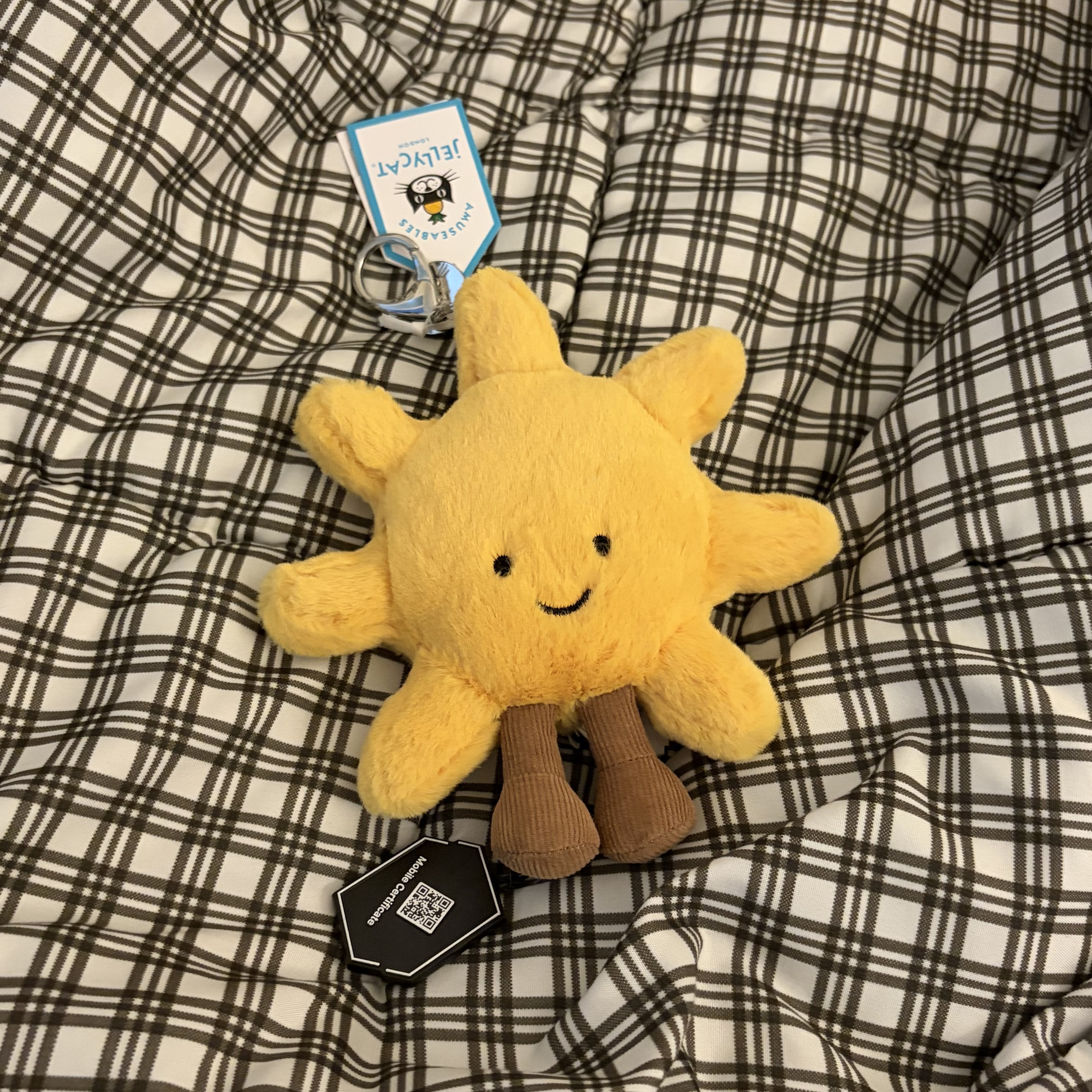Jellycat Amuseables Sun Bag Charm Buttery Gold 착용 스타일 - 1