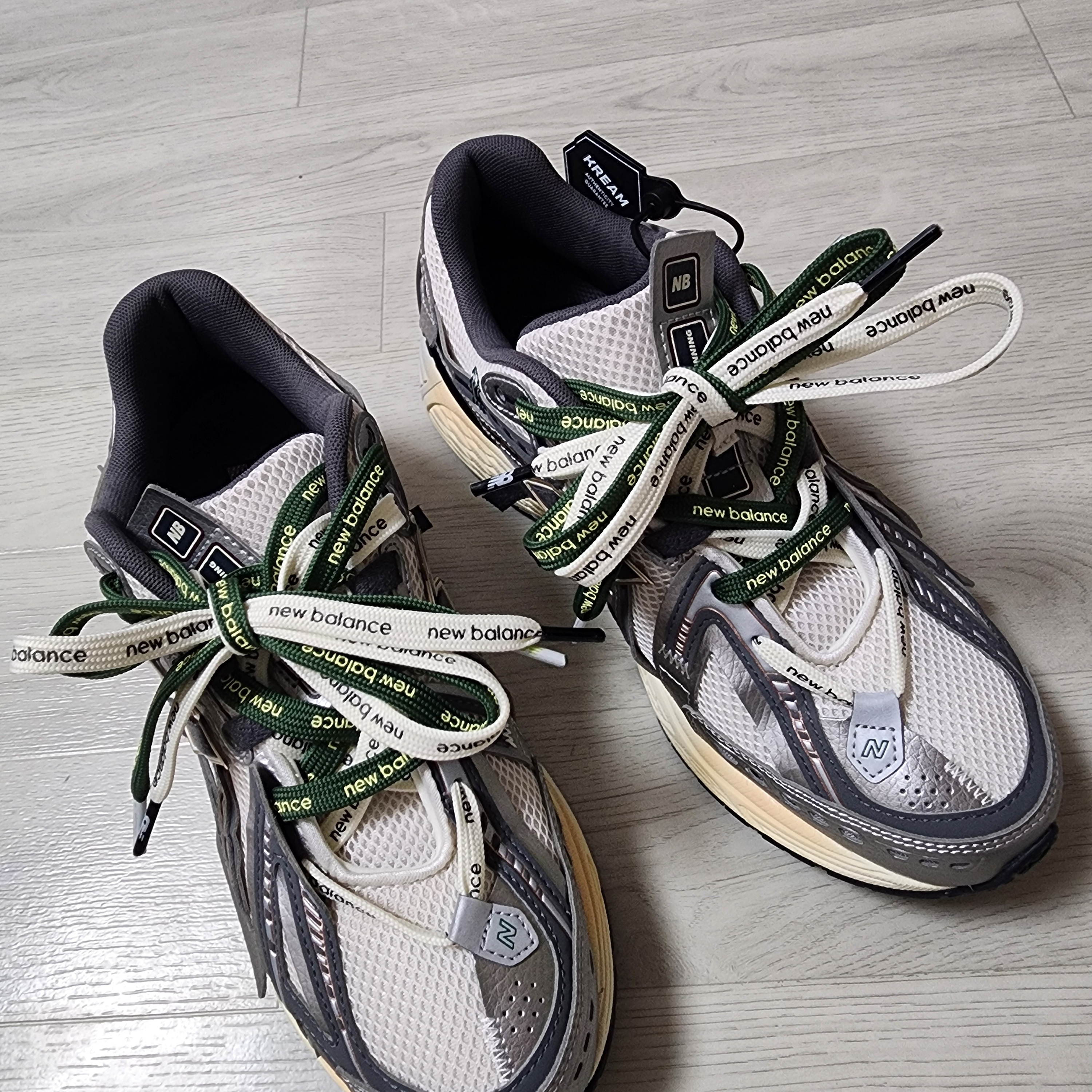 New Balance 1906A Silver Metallic Castlerock 착용 스타일 - 1