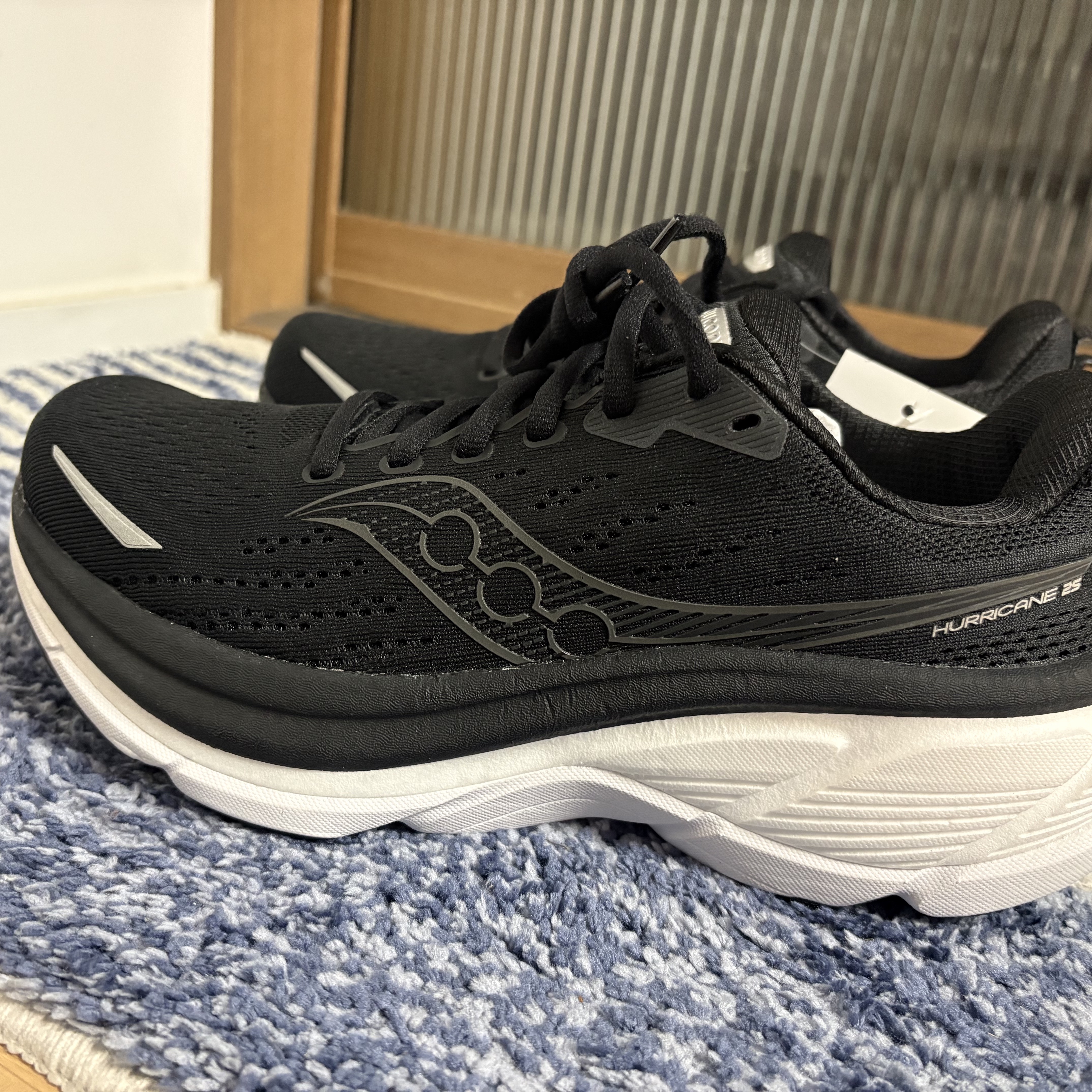 Saucony Hurricane 25 Wide Black White, (W) Norda 001 Black 착용 스타일 - 2